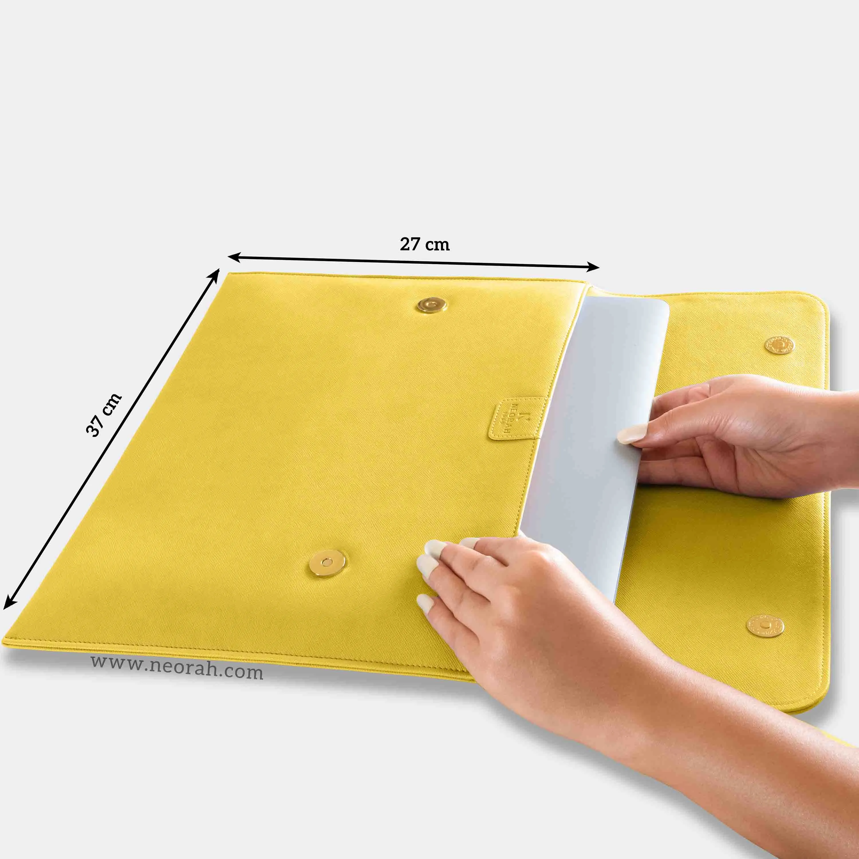 LAPTOP SLEEVE WITH FLAP   MAGNETIC CLOSURE