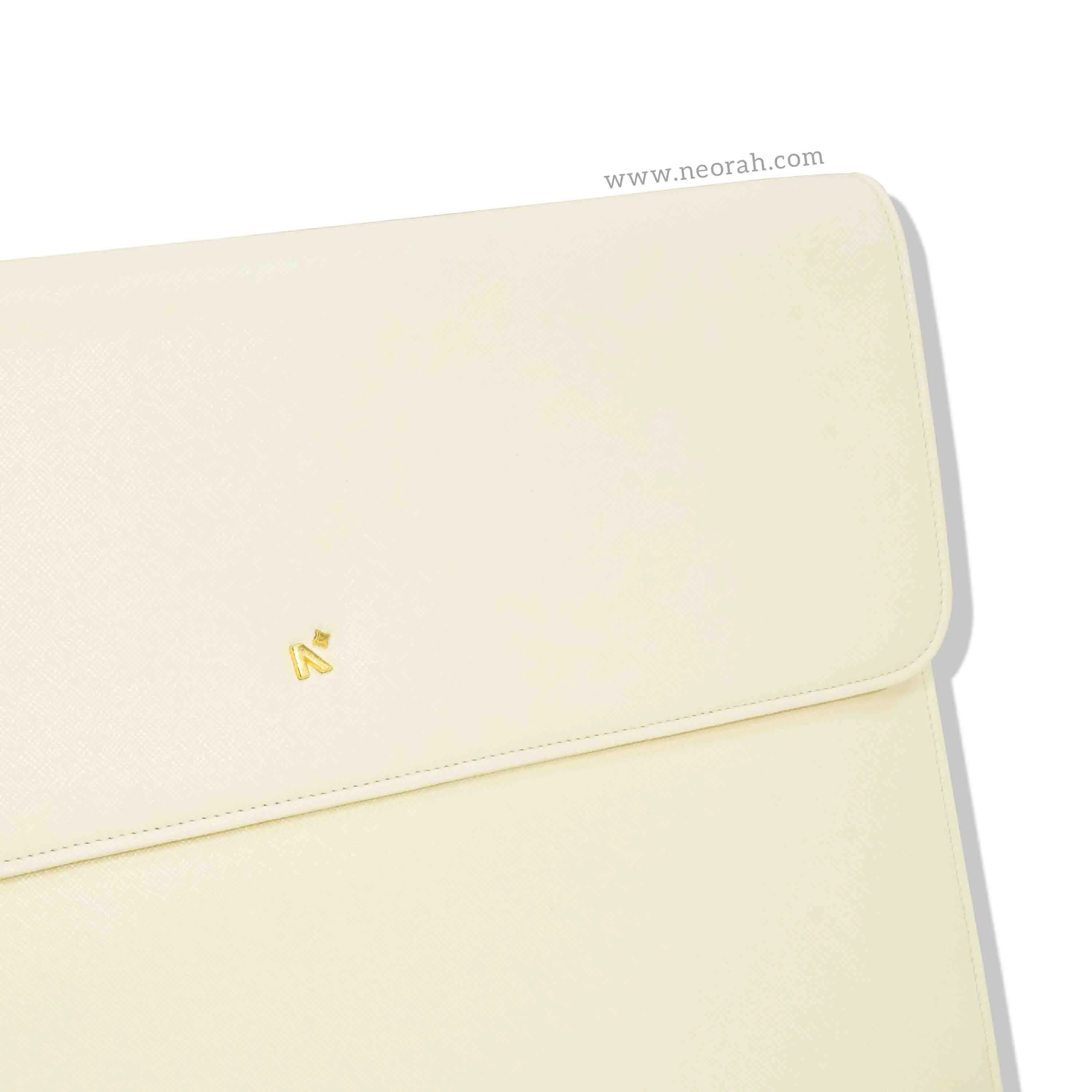 LAPTOP SLEEVE WITH FLAP   MAGNETIC CLOSURE