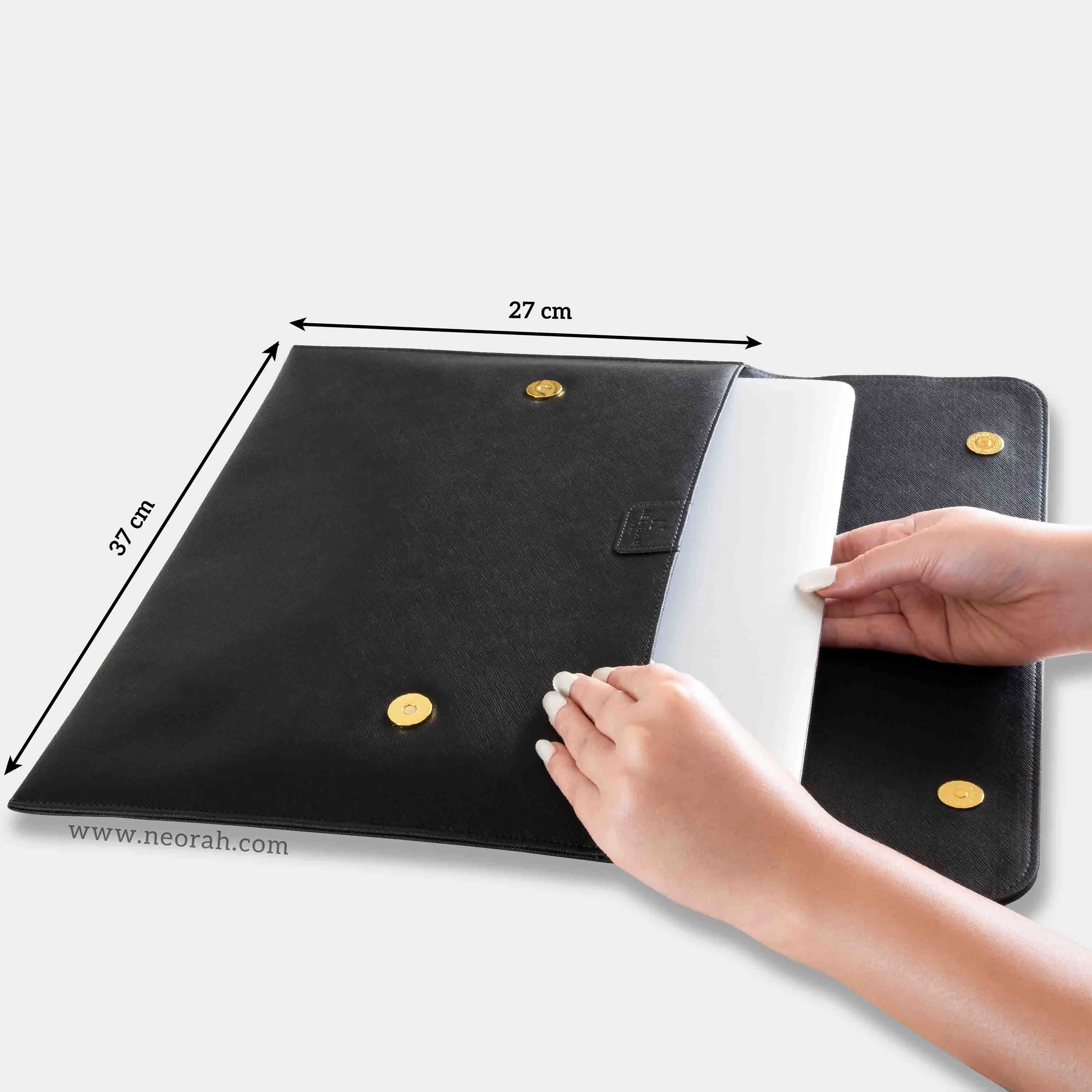 LAPTOP SLEEVE WITH FLAP   MAGNETIC CLOSURE
