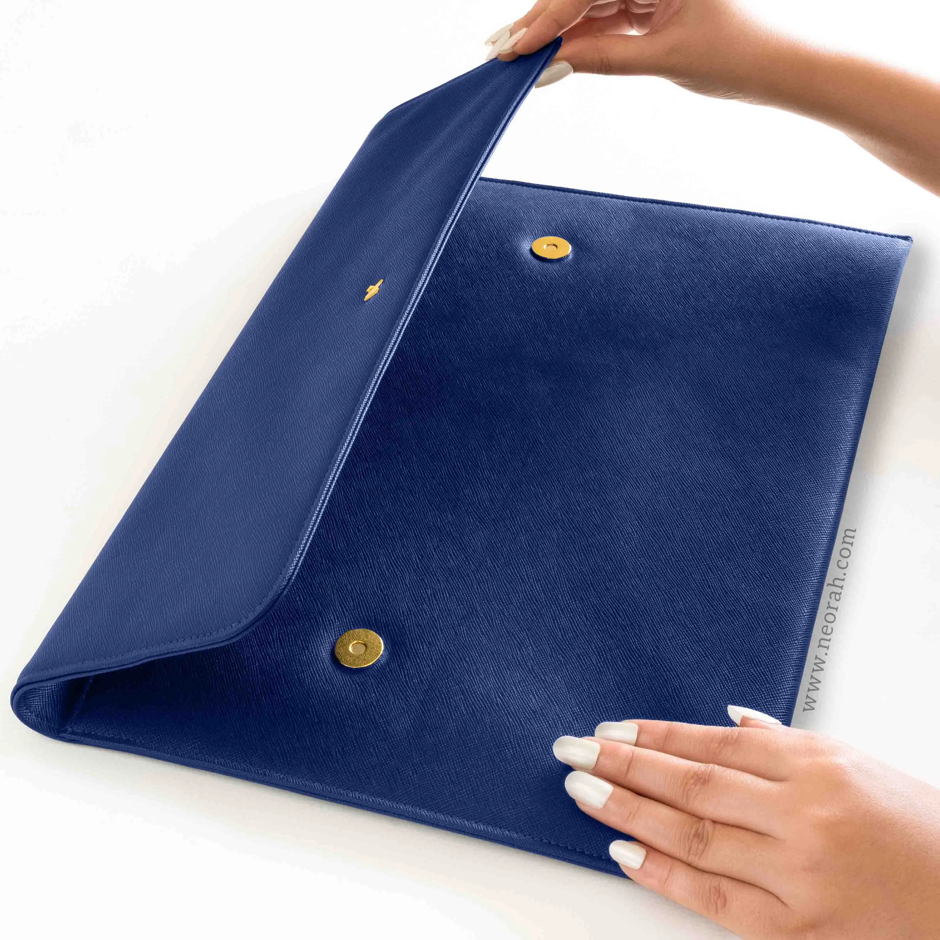 LAPTOP SLEEVE WITH FLAP   MAGNETIC CLOSURE