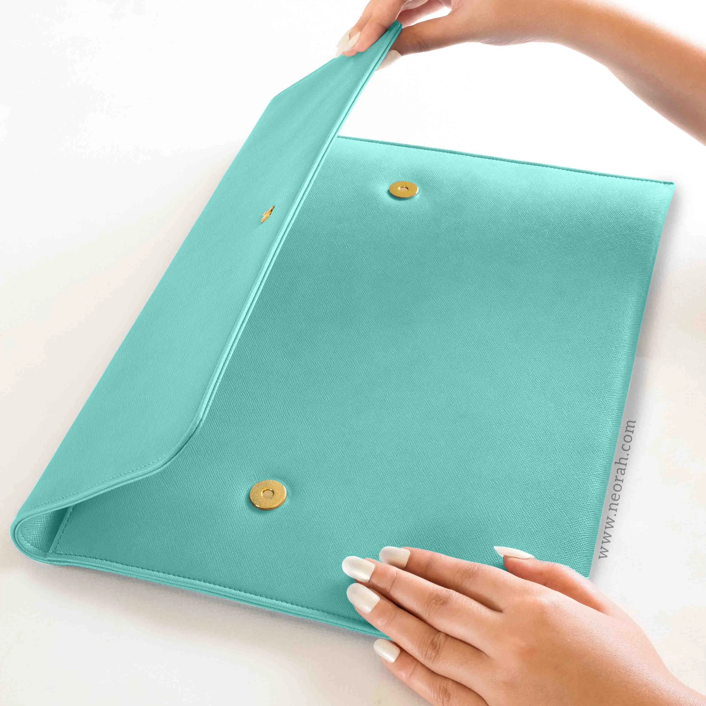 LAPTOP SLEEVE WITH FLAP   MAGNETIC CLOSURE