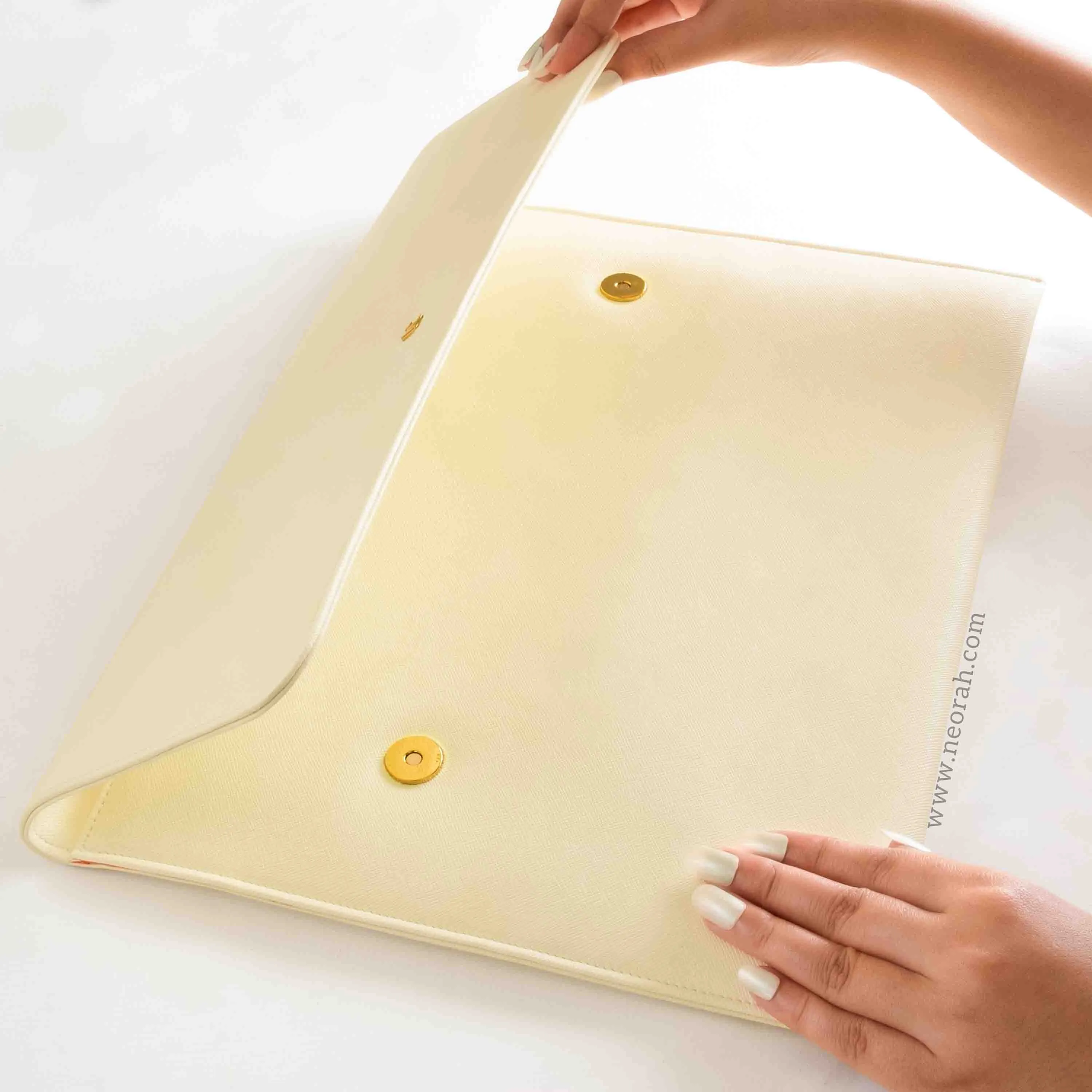 LAPTOP SLEEVE WITH FLAP   MAGNETIC CLOSURE