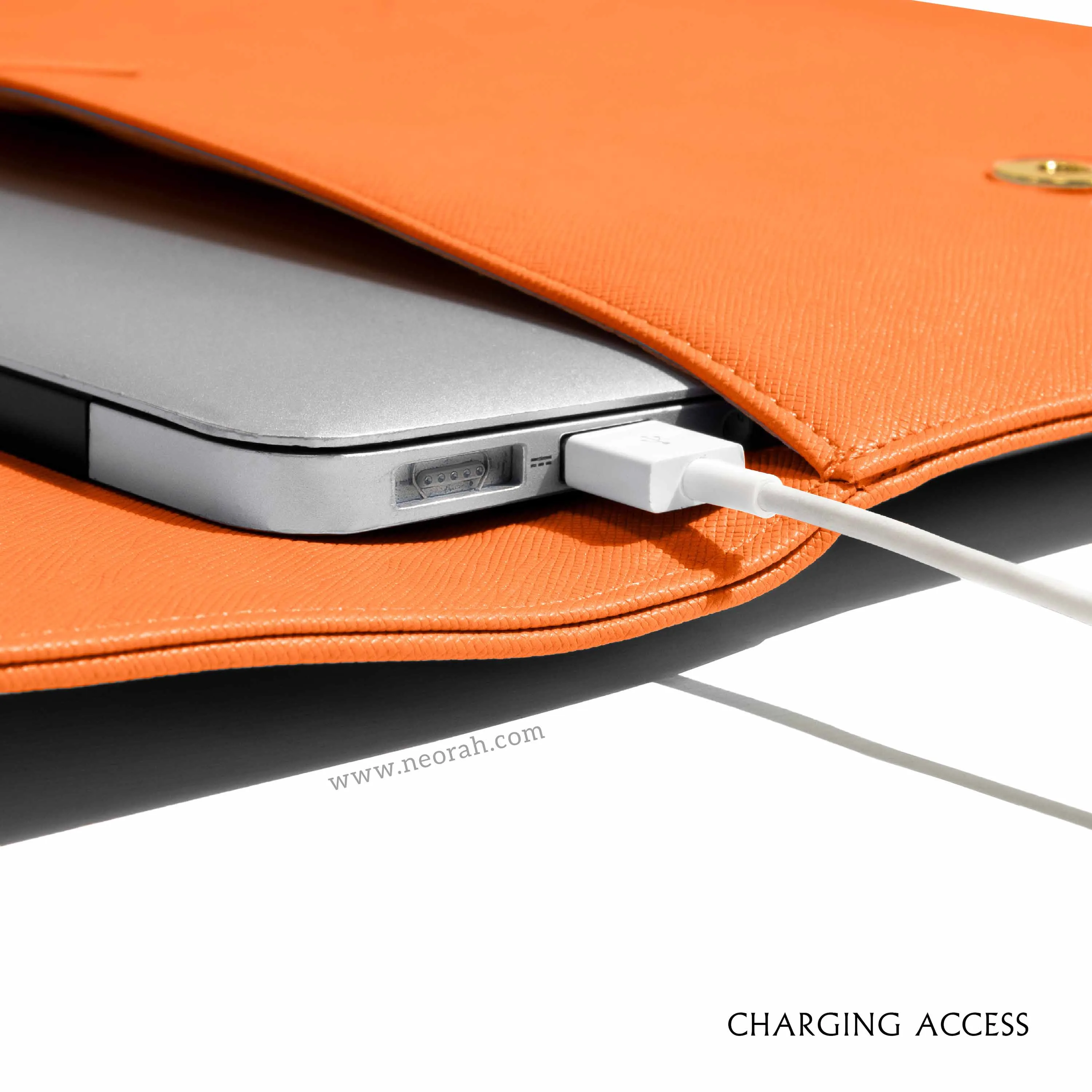 LAPTOP SLEEVE WITH FLAP   MAGNETIC CLOSURE