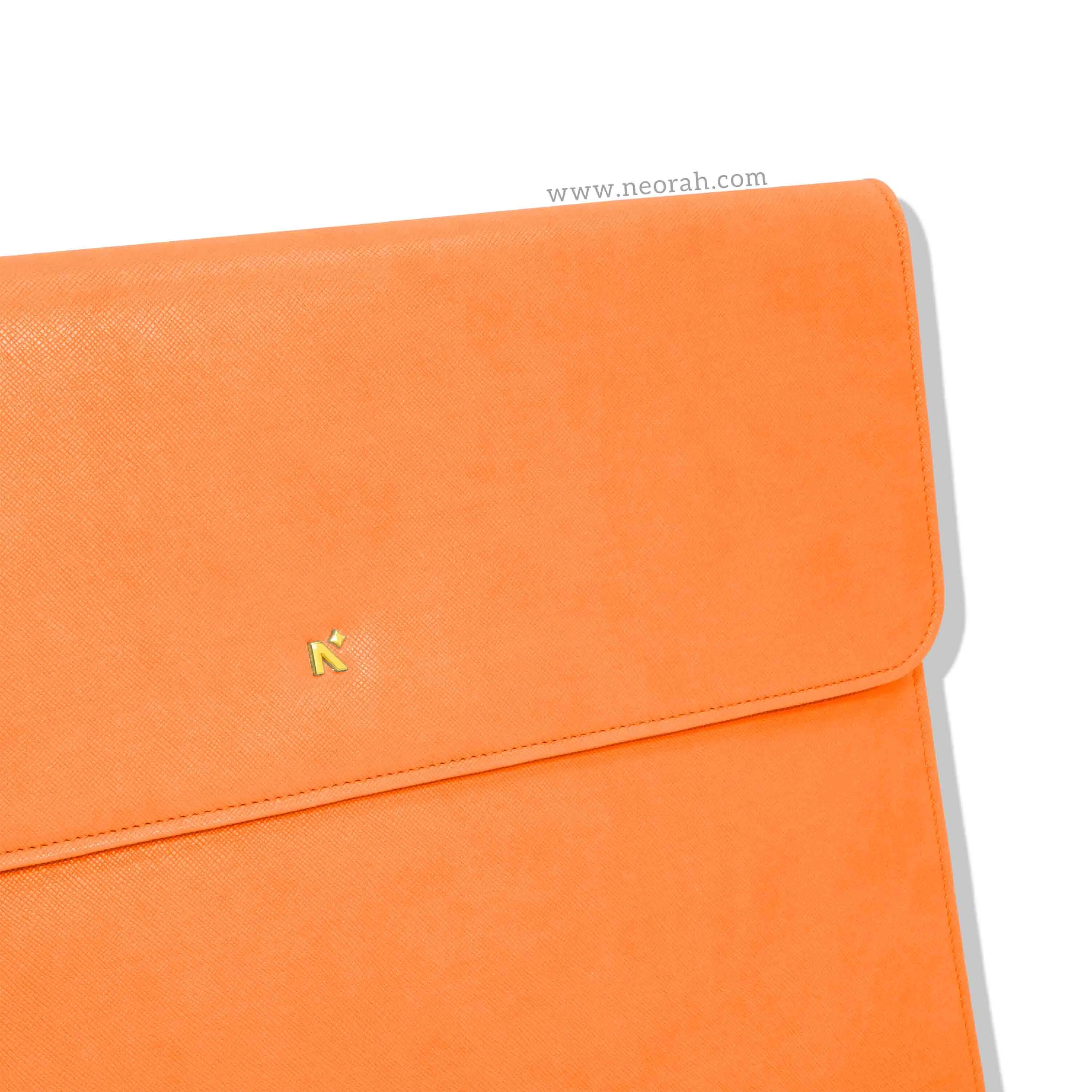 LAPTOP SLEEVE WITH FLAP   MAGNETIC CLOSURE