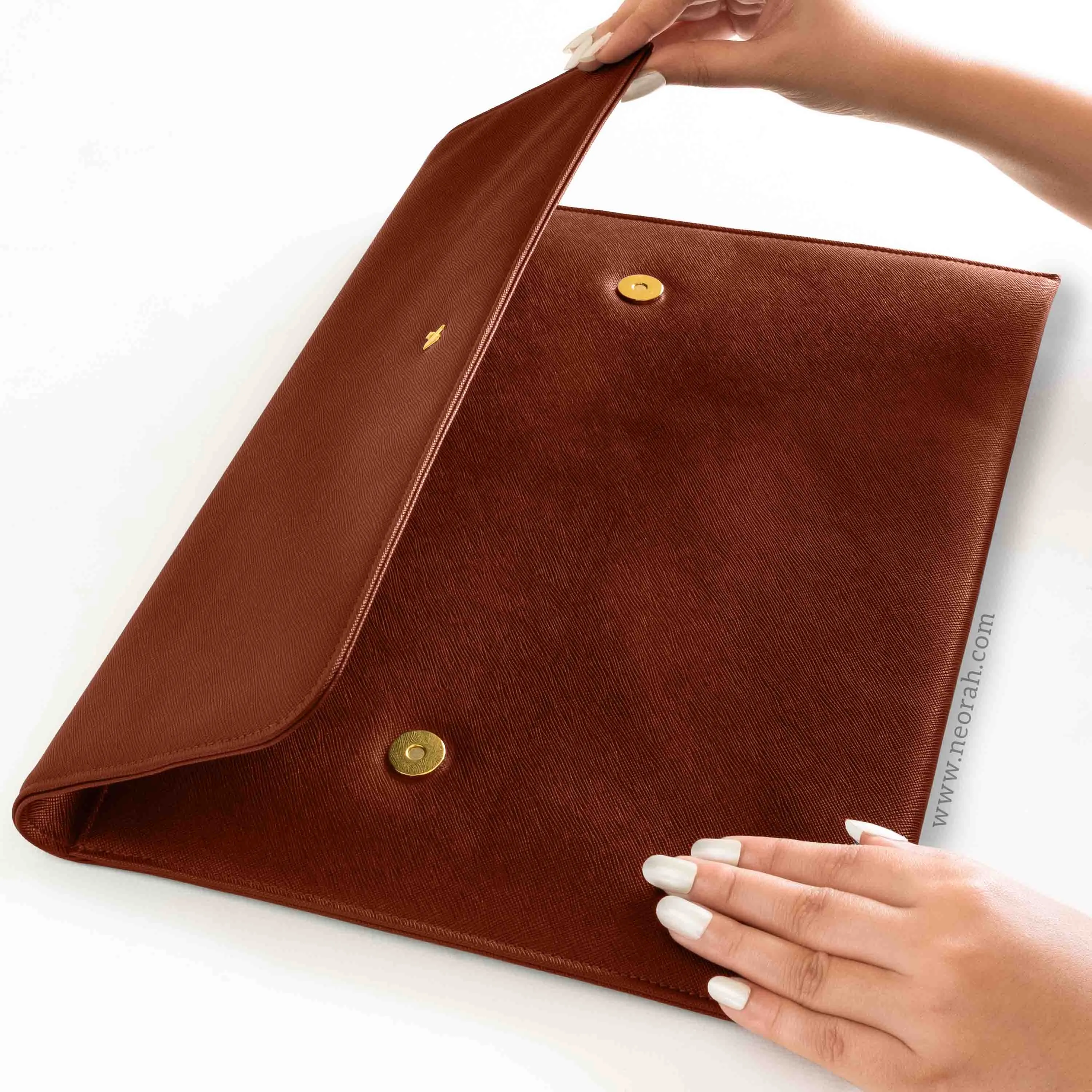 LAPTOP SLEEVE WITH FLAP   MAGNETIC CLOSURE