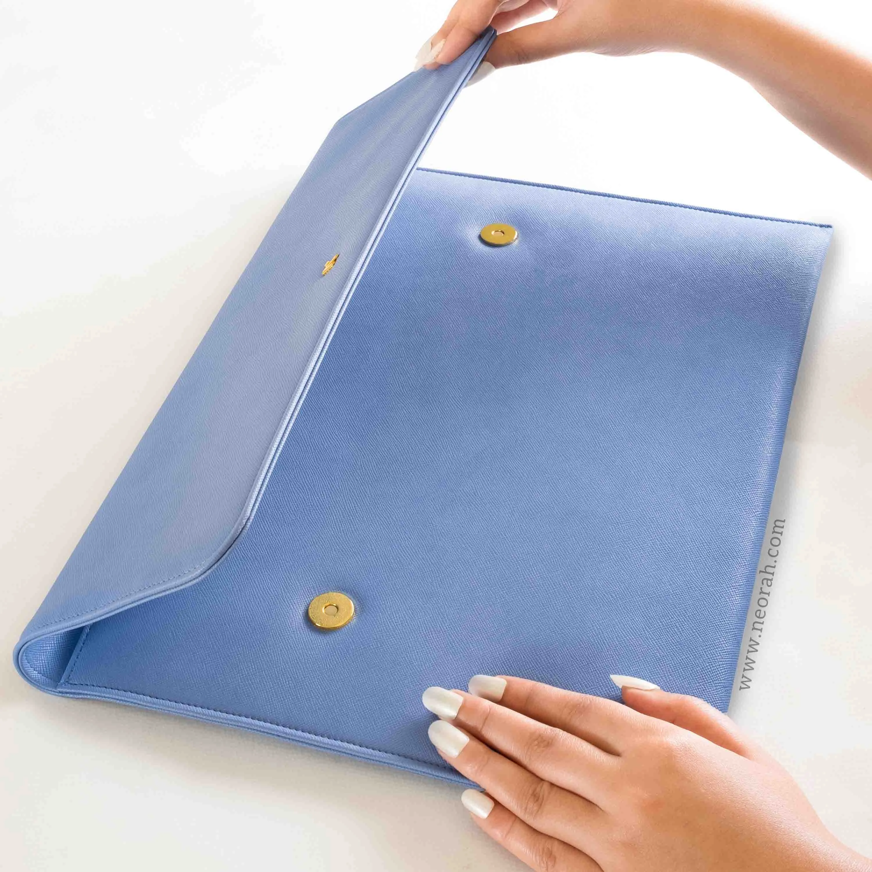 LAPTOP SLEEVE WITH FLAP   MAGNETIC CLOSURE