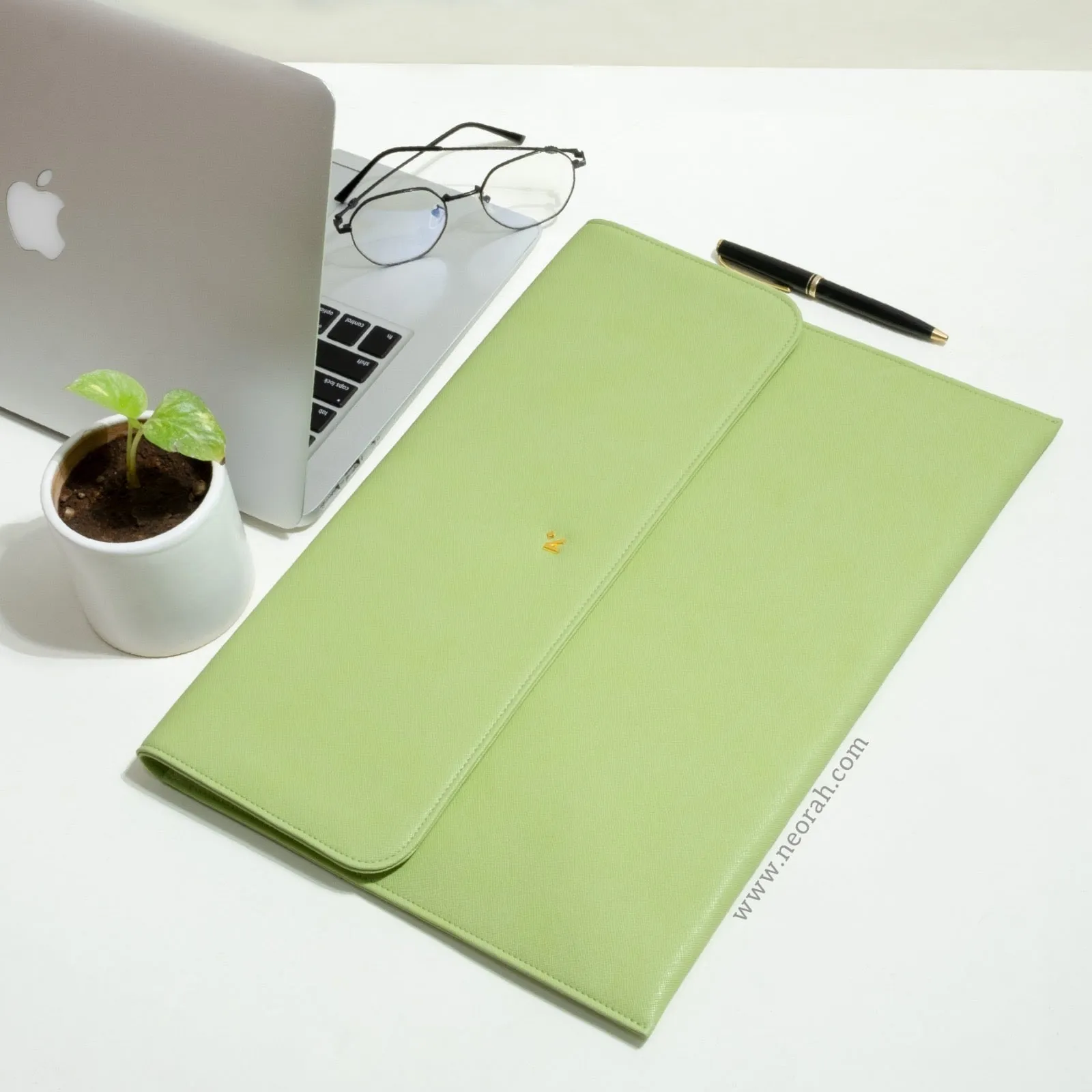 LAPTOP SLEEVE WITH FLAP   MAGNETIC CLOSURE
