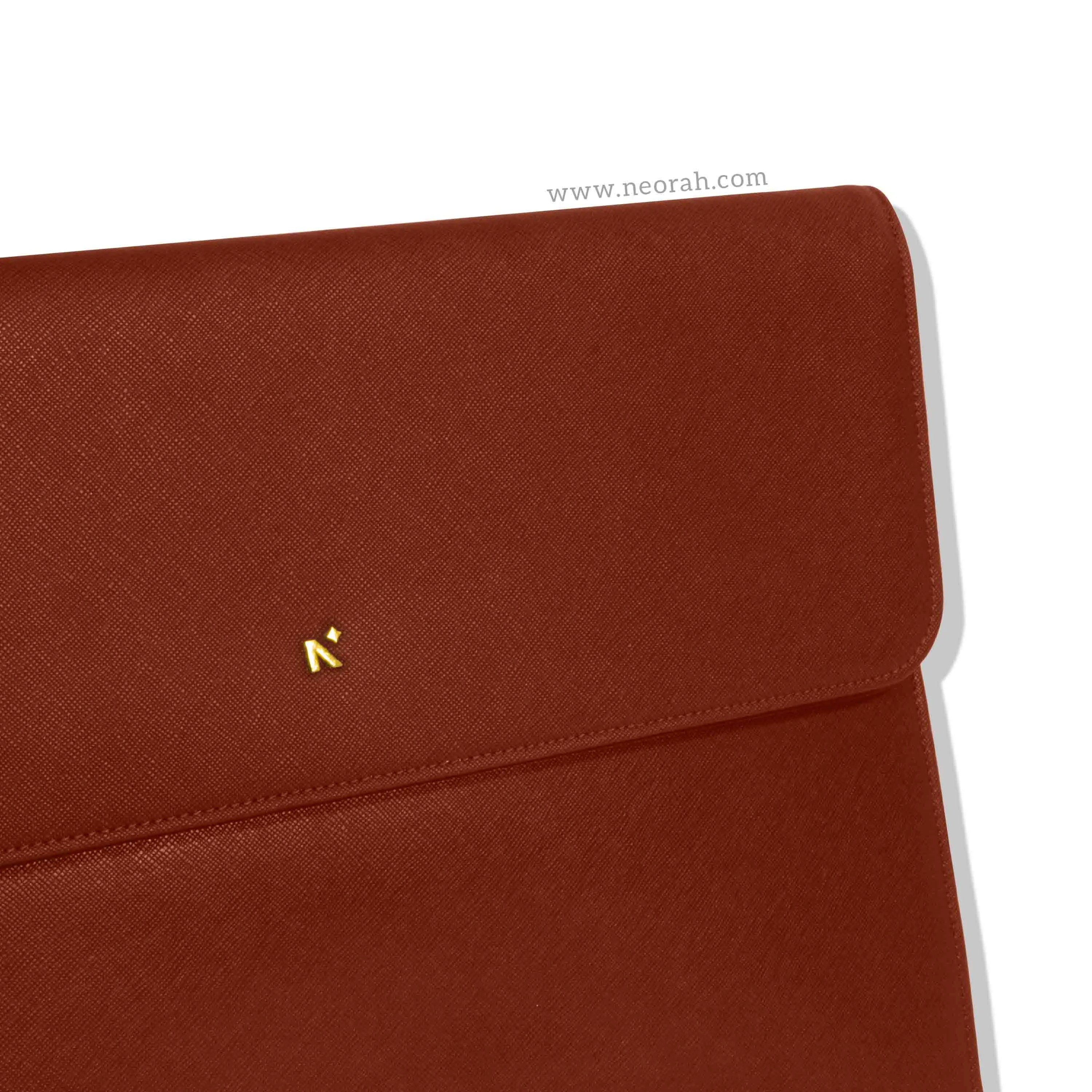 LAPTOP SLEEVE WITH FLAP   MAGNETIC CLOSURE