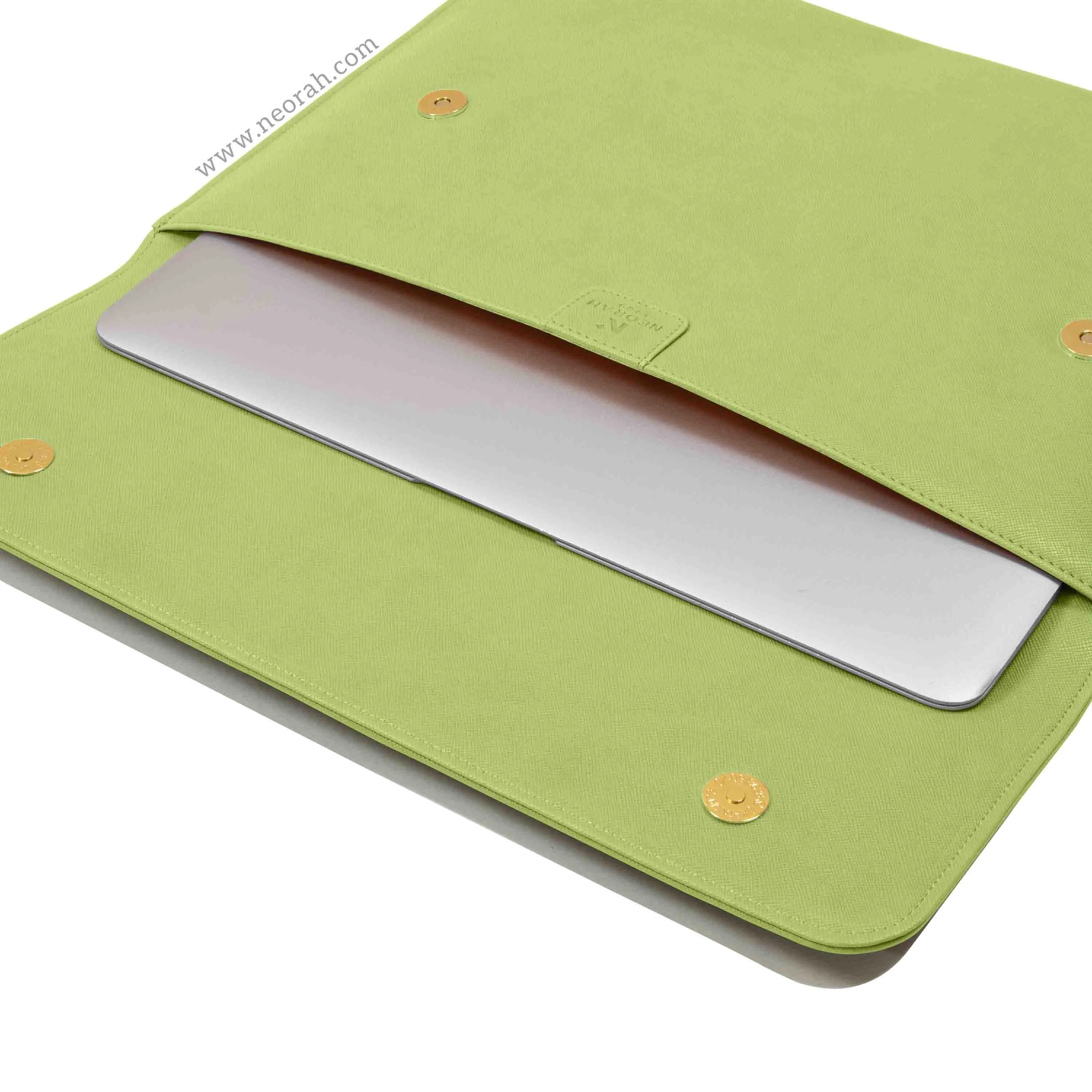 LAPTOP SLEEVE WITH FLAP   MAGNETIC CLOSURE
