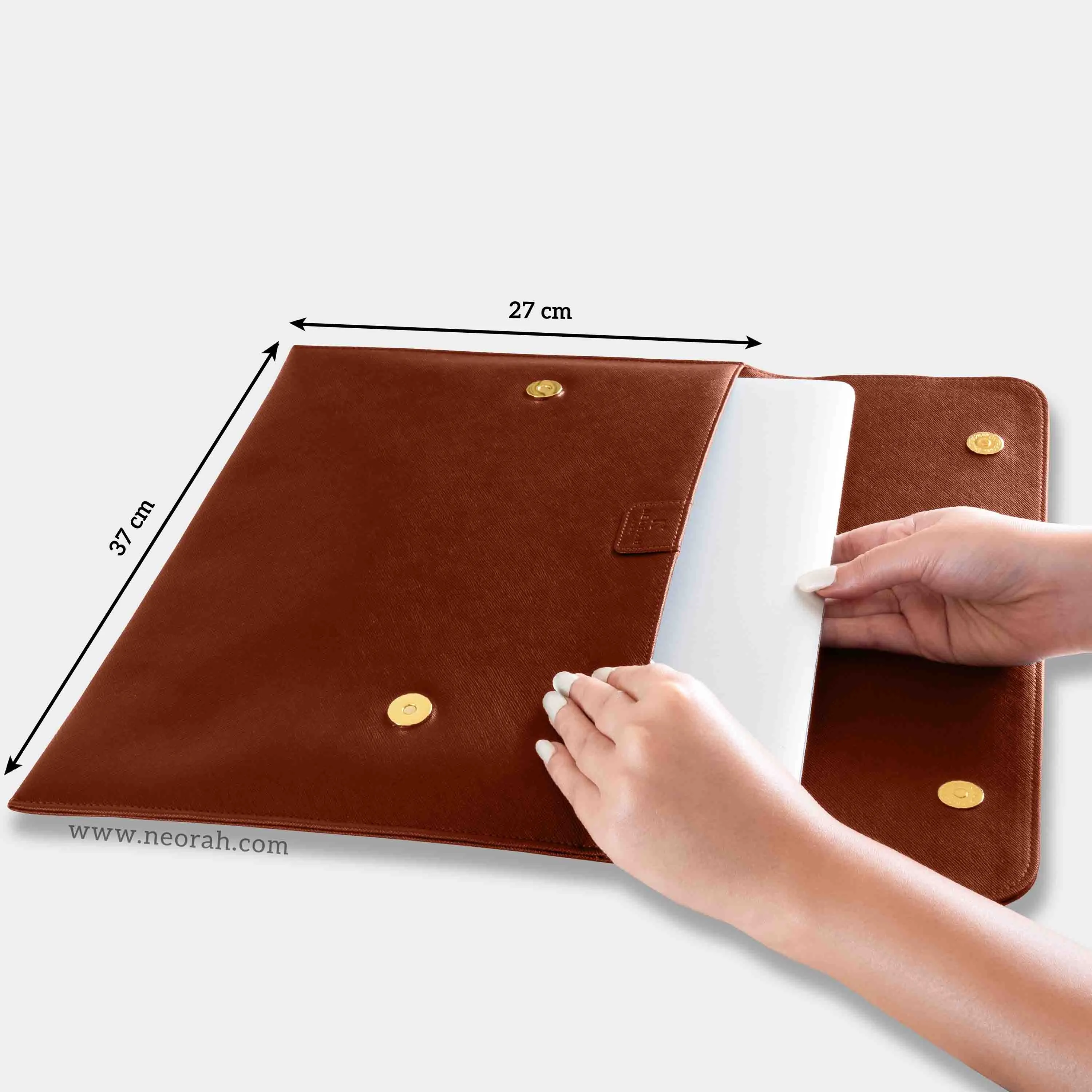 LAPTOP SLEEVE WITH FLAP   MAGNETIC CLOSURE