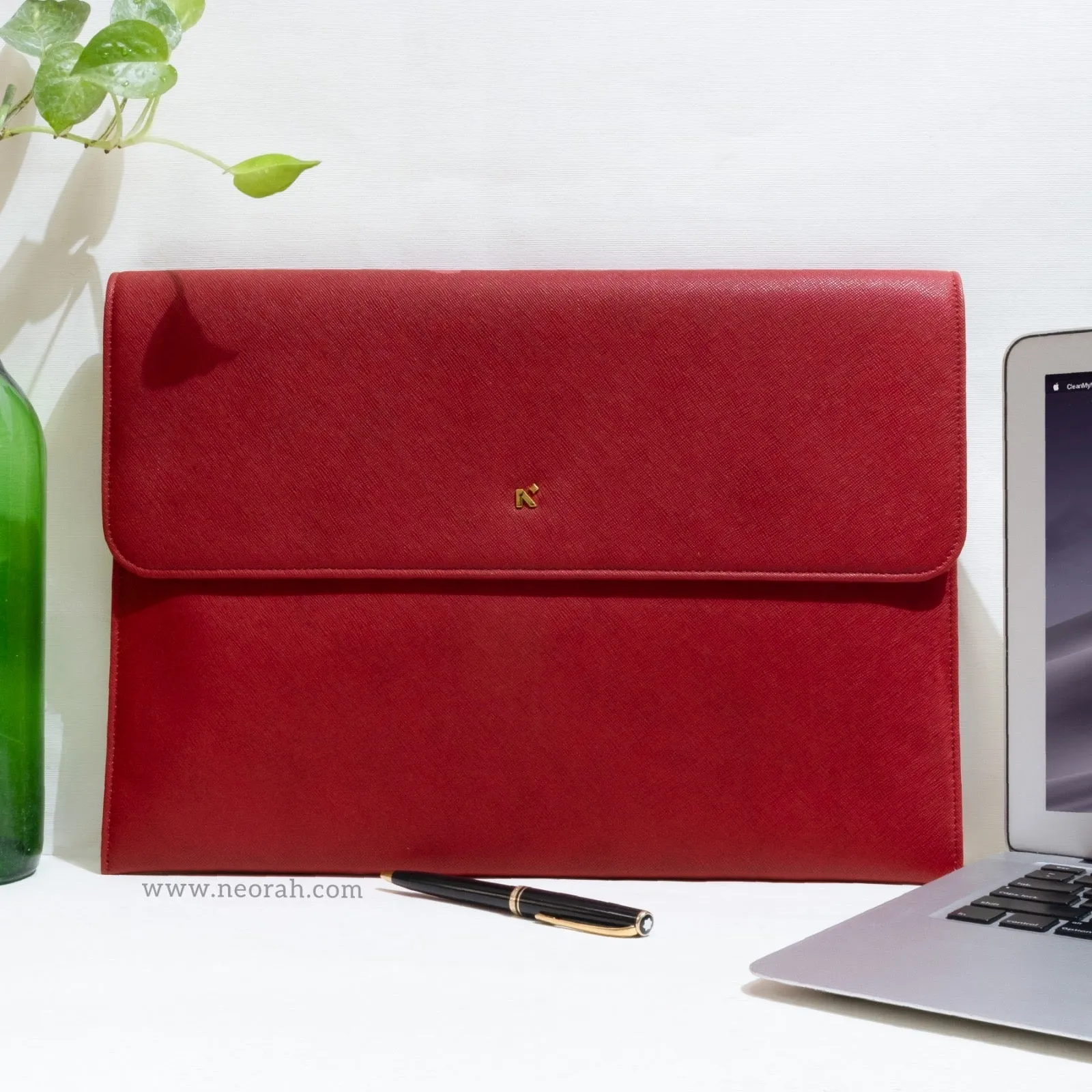 LAPTOP SLEEVE WITH FLAP   MAGNETIC CLOSURE