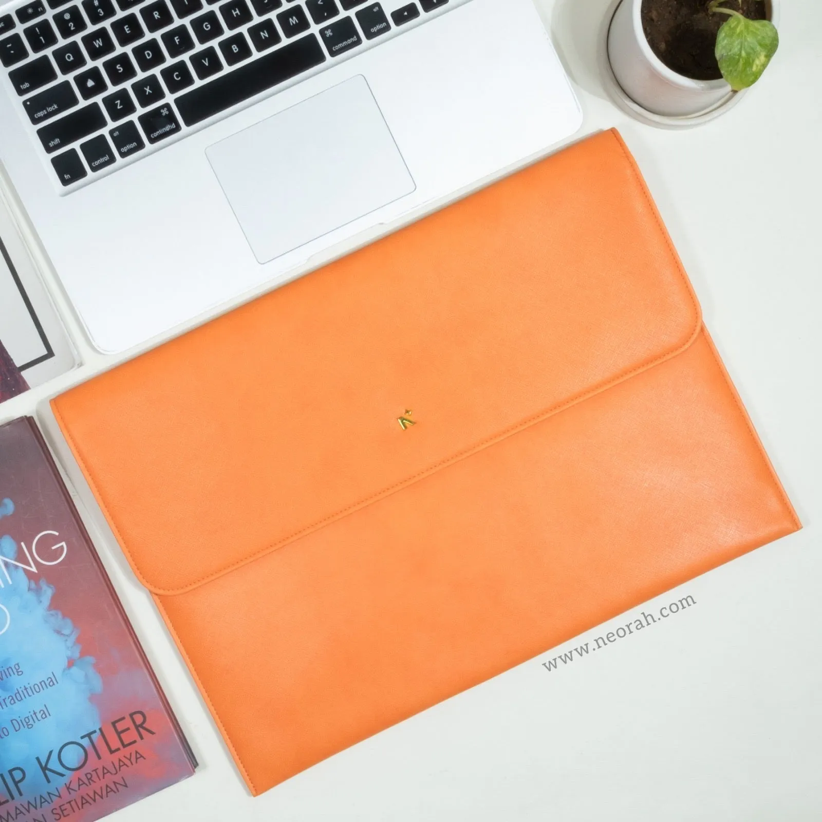 LAPTOP SLEEVE WITH FLAP   MAGNETIC CLOSURE