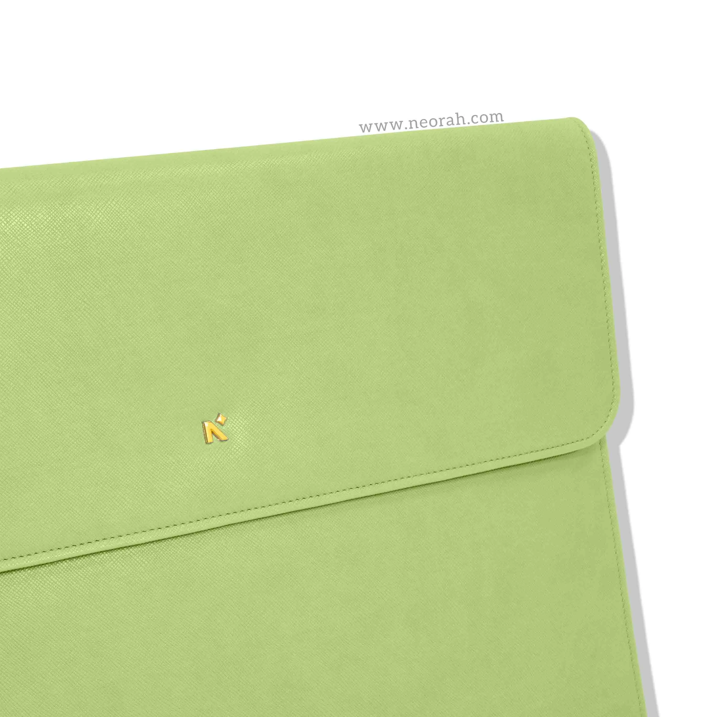 LAPTOP SLEEVE WITH FLAP   MAGNETIC CLOSURE