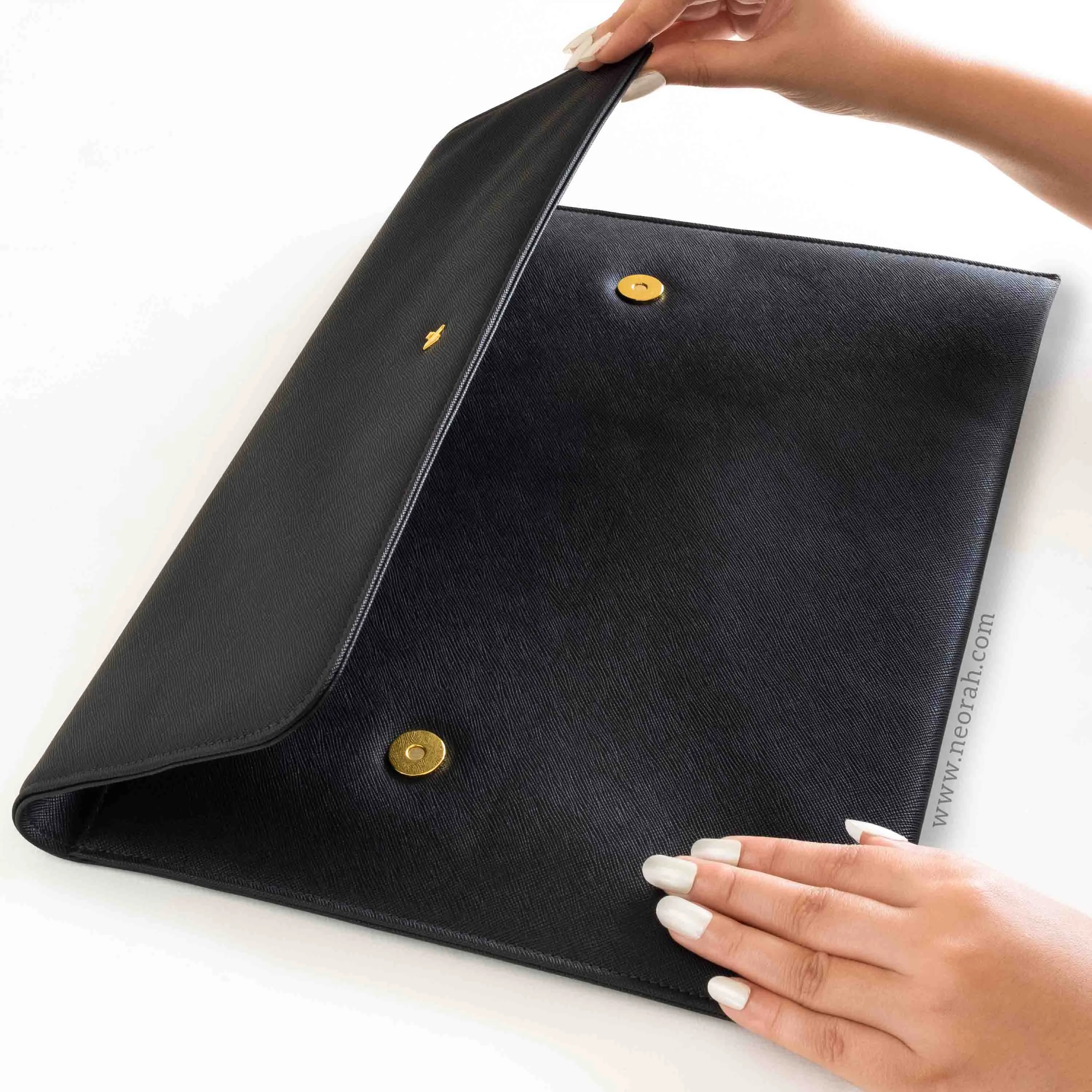 LAPTOP SLEEVE WITH FLAP   MAGNETIC CLOSURE