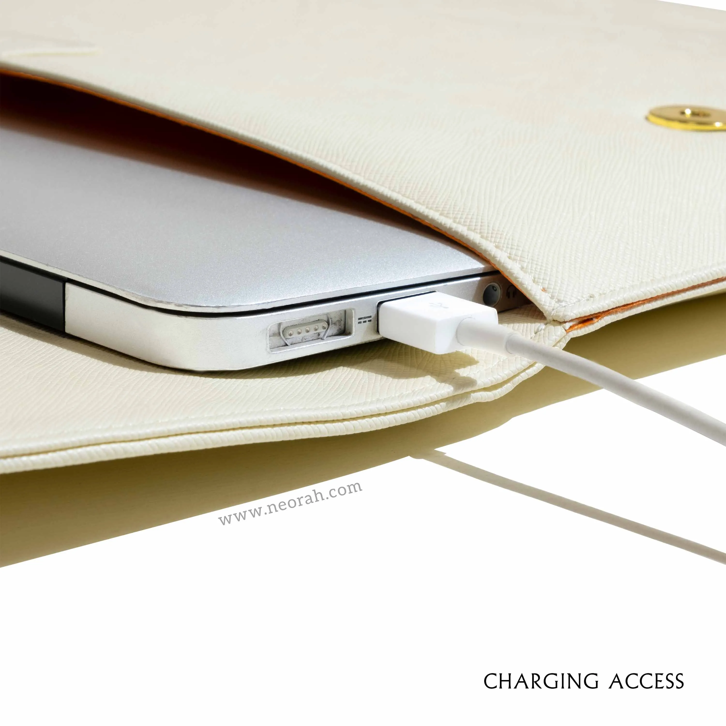LAPTOP SLEEVE WITH FLAP   MAGNETIC CLOSURE
