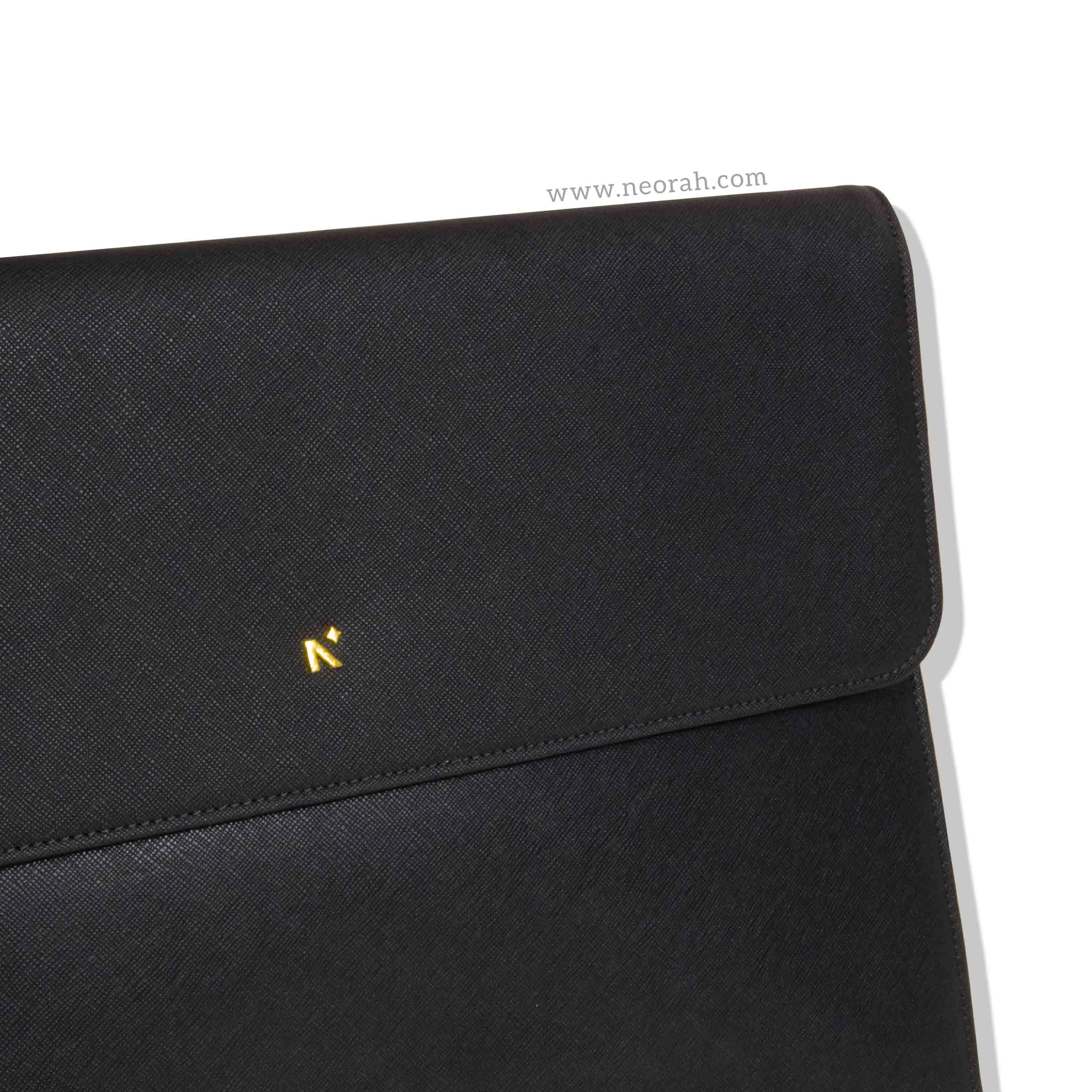 LAPTOP SLEEVE WITH FLAP   MAGNETIC CLOSURE