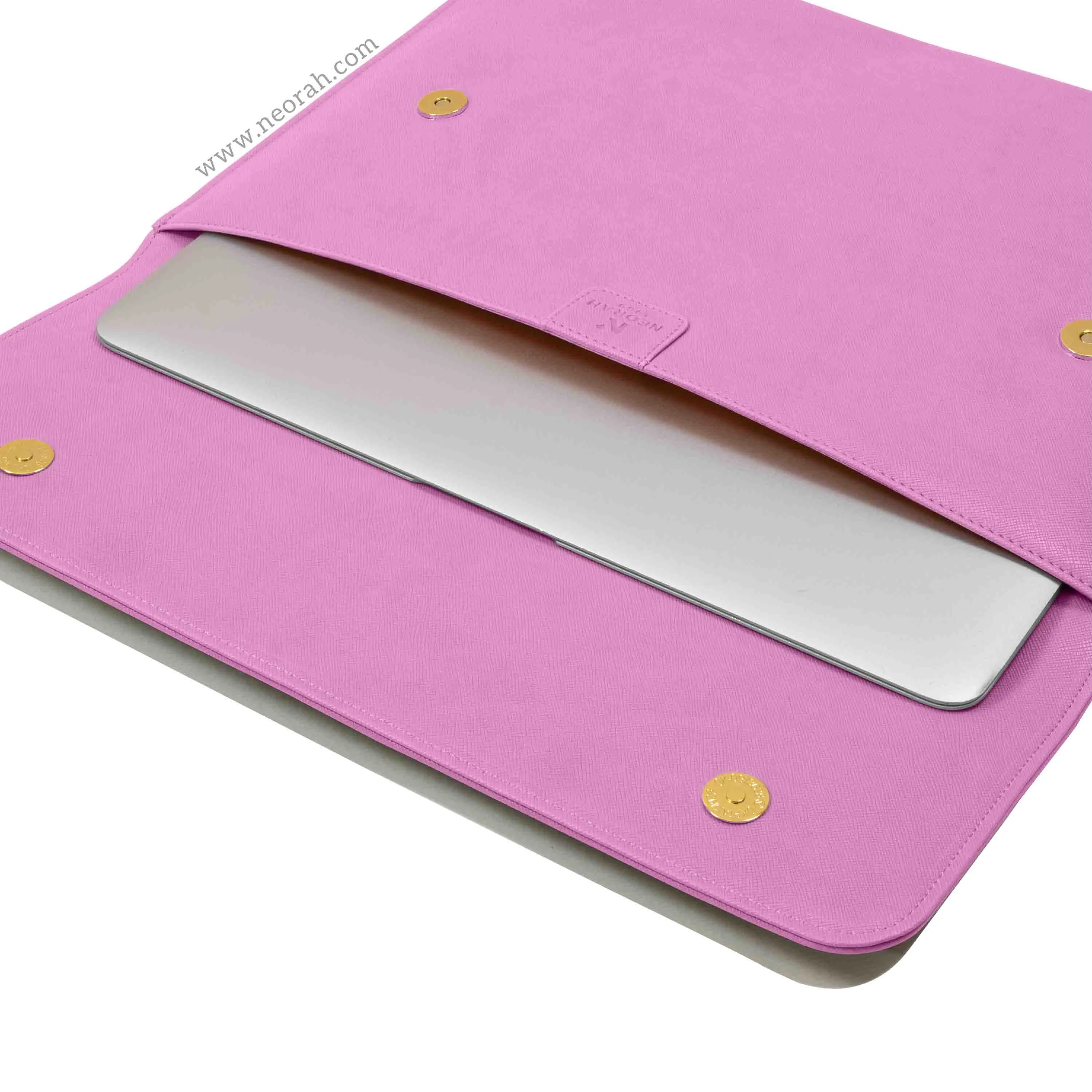 LAPTOP SLEEVE WITH FLAP   MAGNETIC CLOSURE