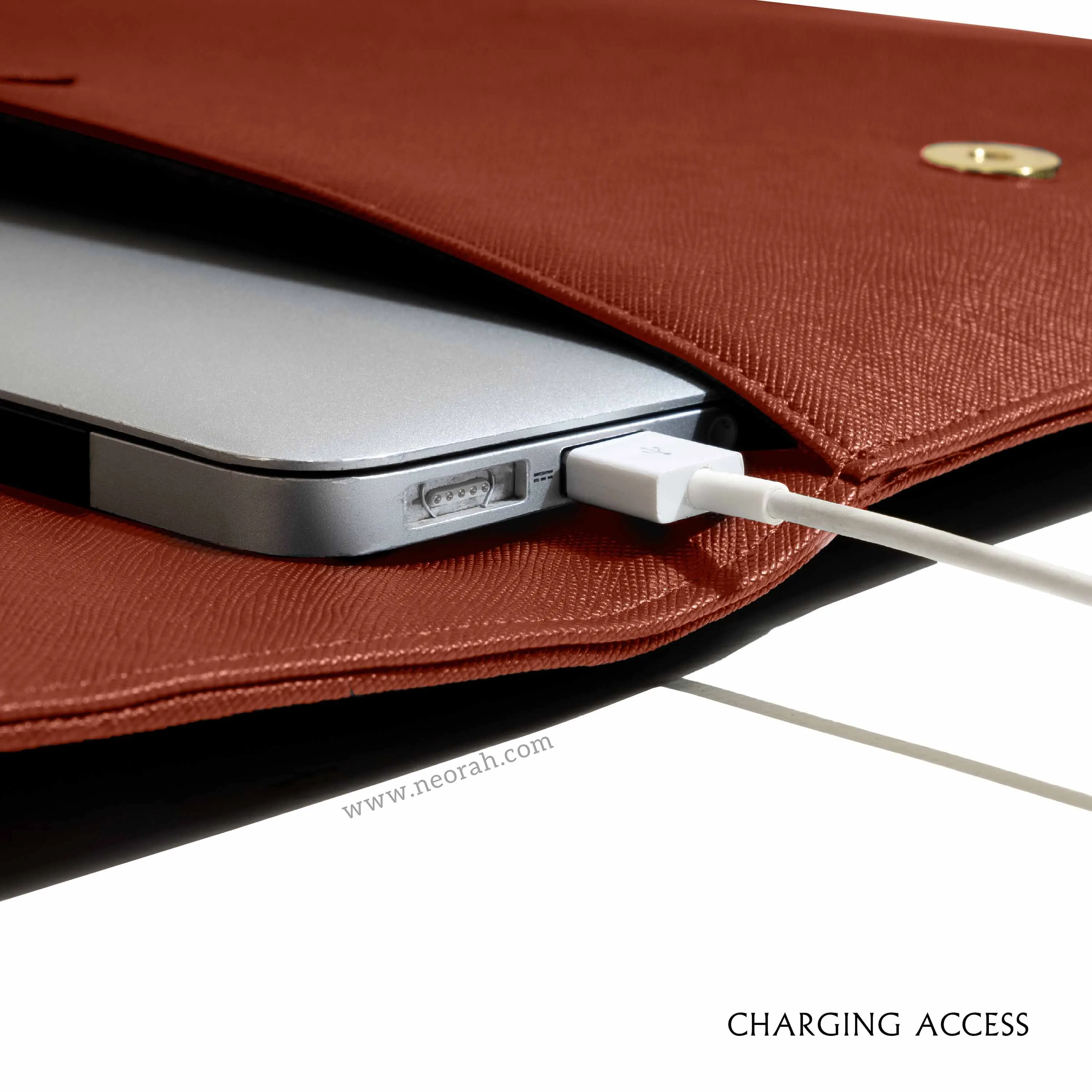 LAPTOP SLEEVE WITH FLAP   MAGNETIC CLOSURE