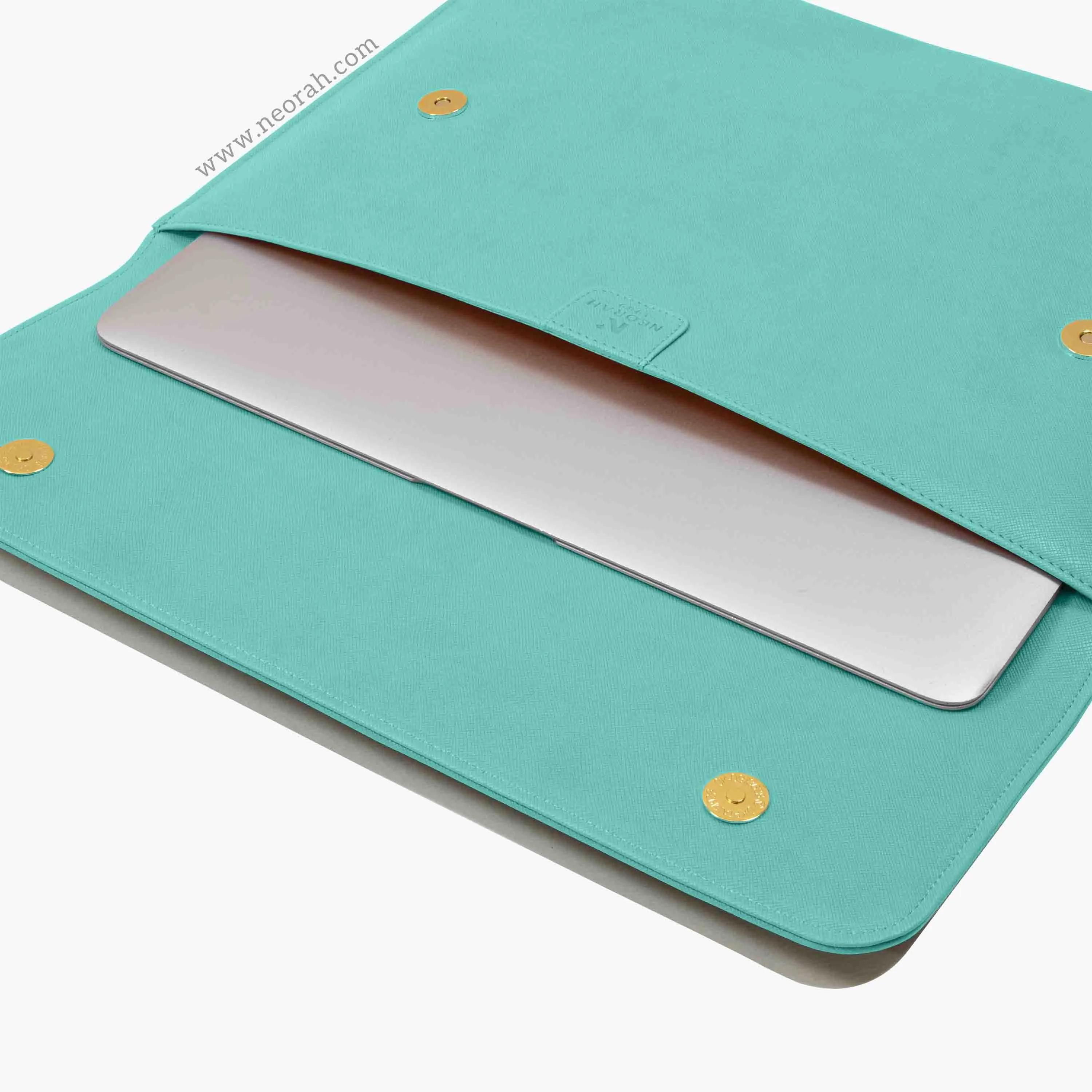 LAPTOP SLEEVE WITH FLAP   MAGNETIC CLOSURE