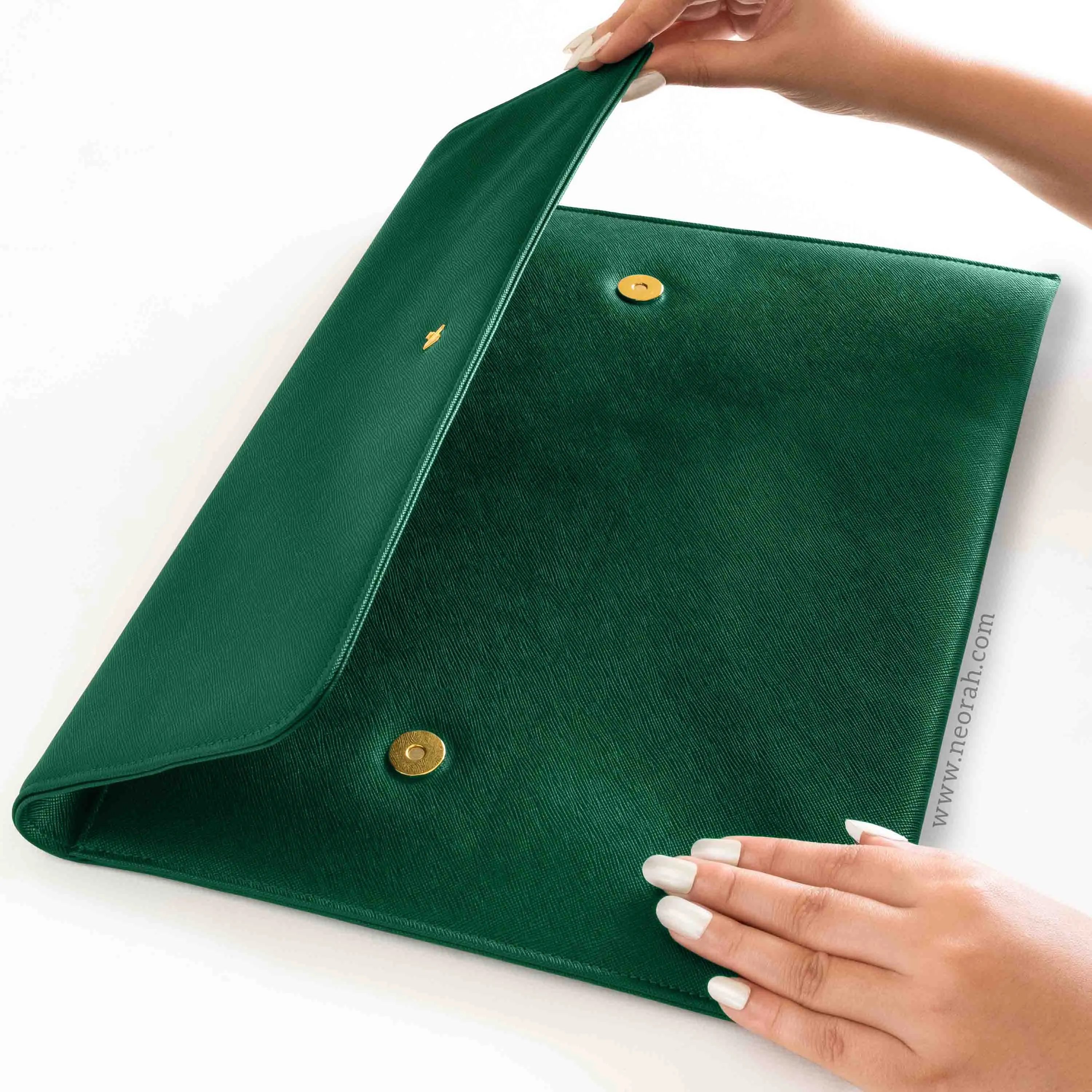 LAPTOP SLEEVE WITH FLAP   MAGNETIC CLOSURE