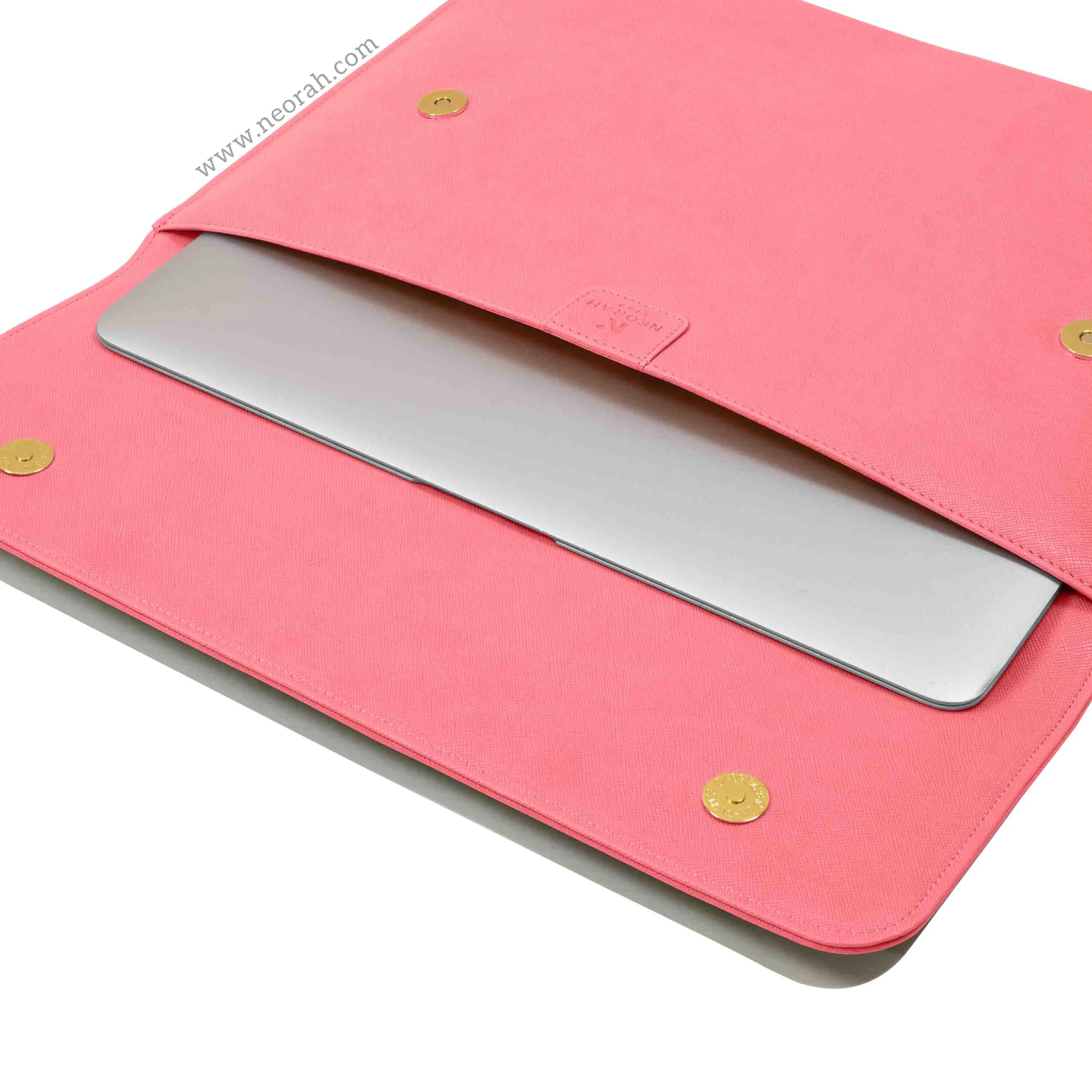 LAPTOP SLEEVE WITH FLAP   MAGNETIC CLOSURE