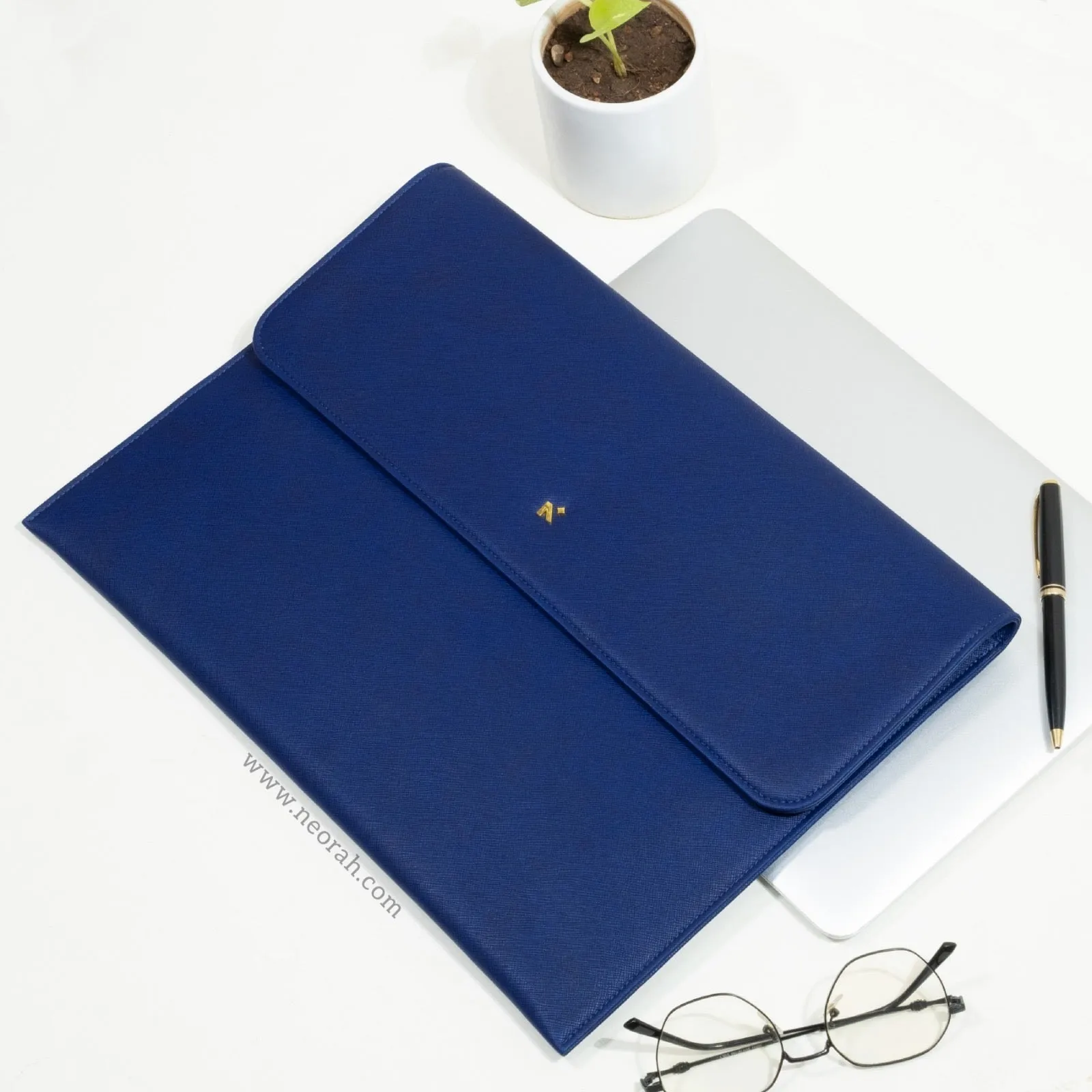 LAPTOP SLEEVE WITH FLAP   MAGNETIC CLOSURE