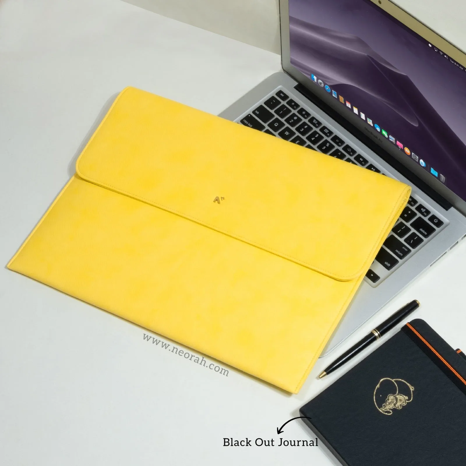 LAPTOP SLEEVE WITH FLAP   MAGNETIC CLOSURE