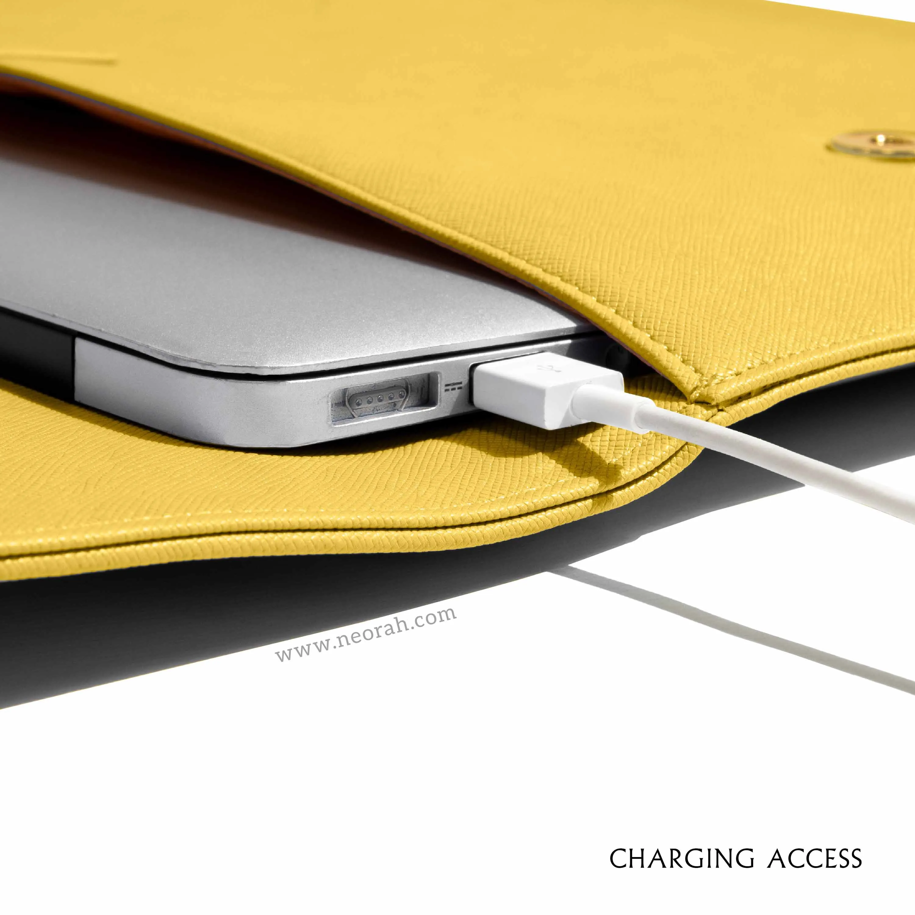 LAPTOP SLEEVE WITH FLAP   MAGNETIC CLOSURE