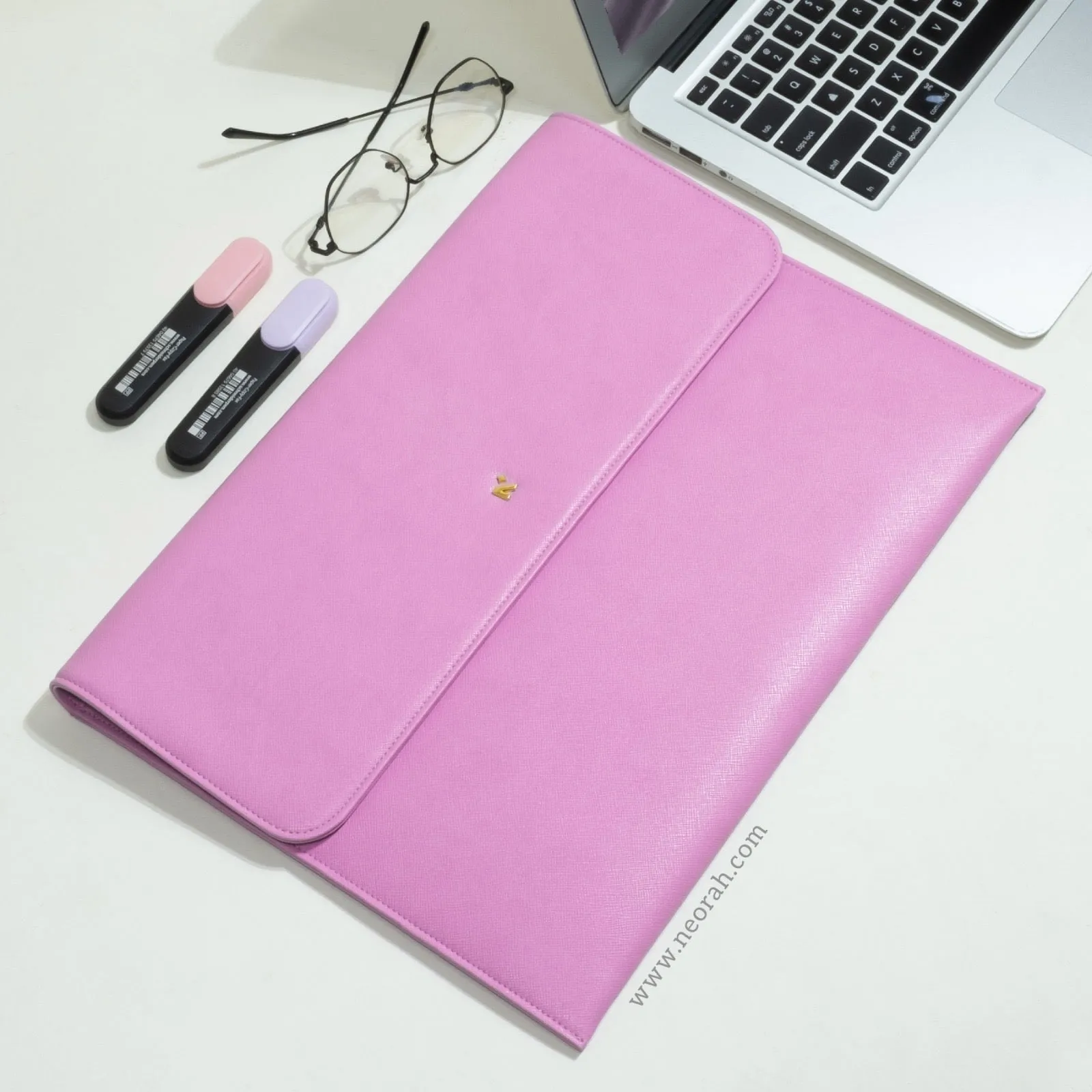 LAPTOP SLEEVE WITH FLAP   MAGNETIC CLOSURE