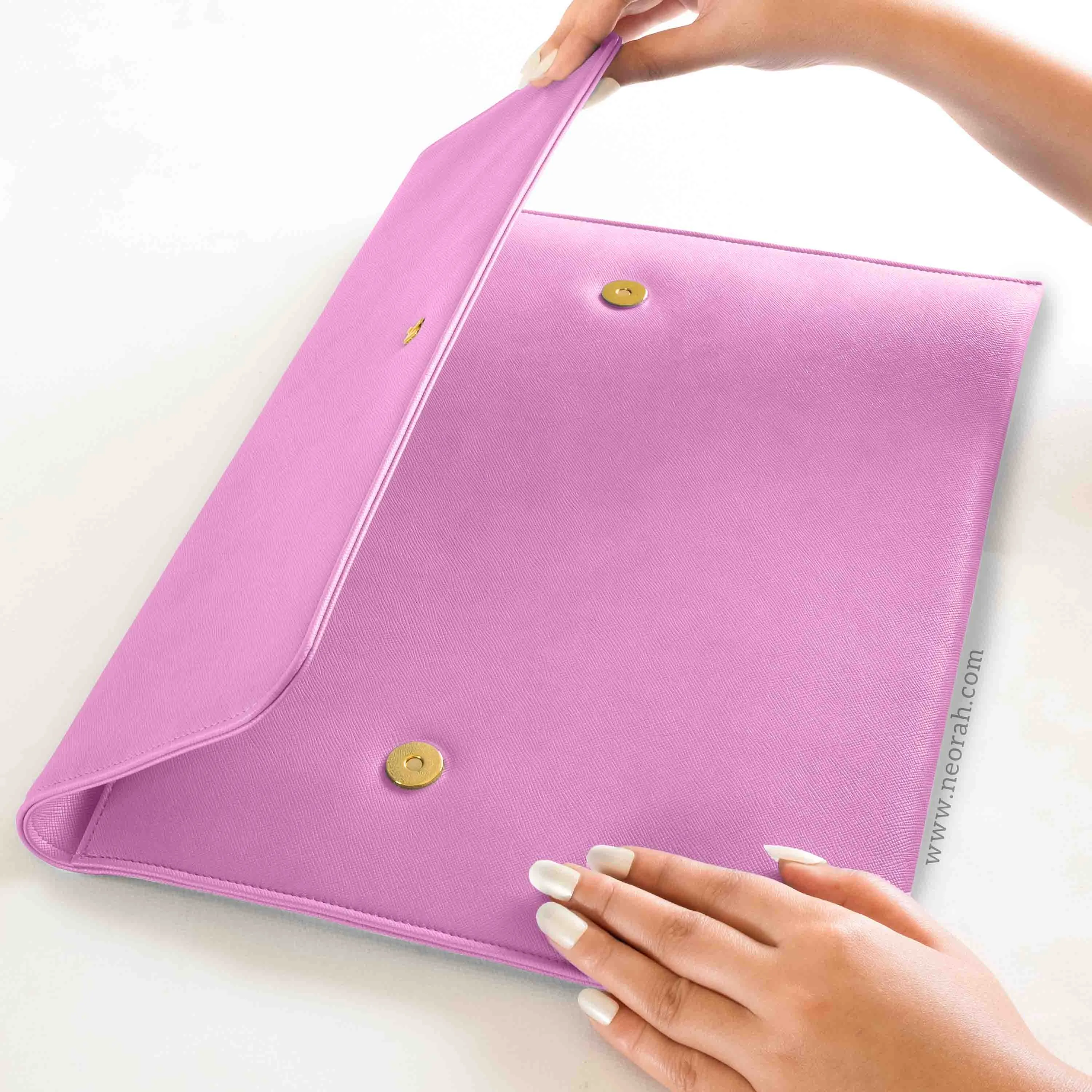 LAPTOP SLEEVE WITH FLAP   MAGNETIC CLOSURE