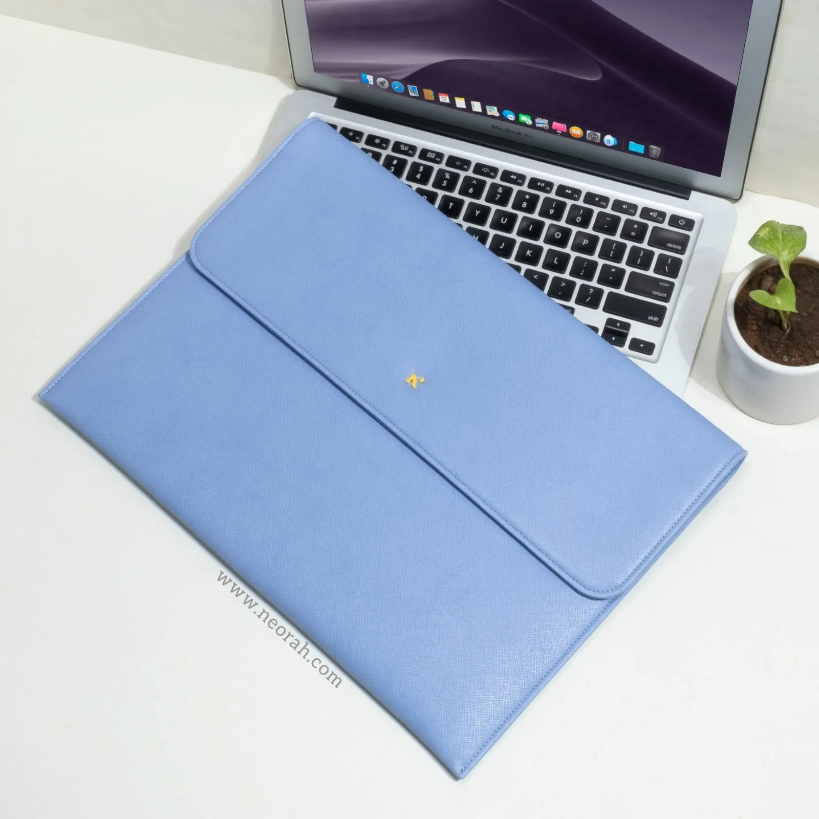 LAPTOP SLEEVE WITH FLAP   MAGNETIC CLOSURE