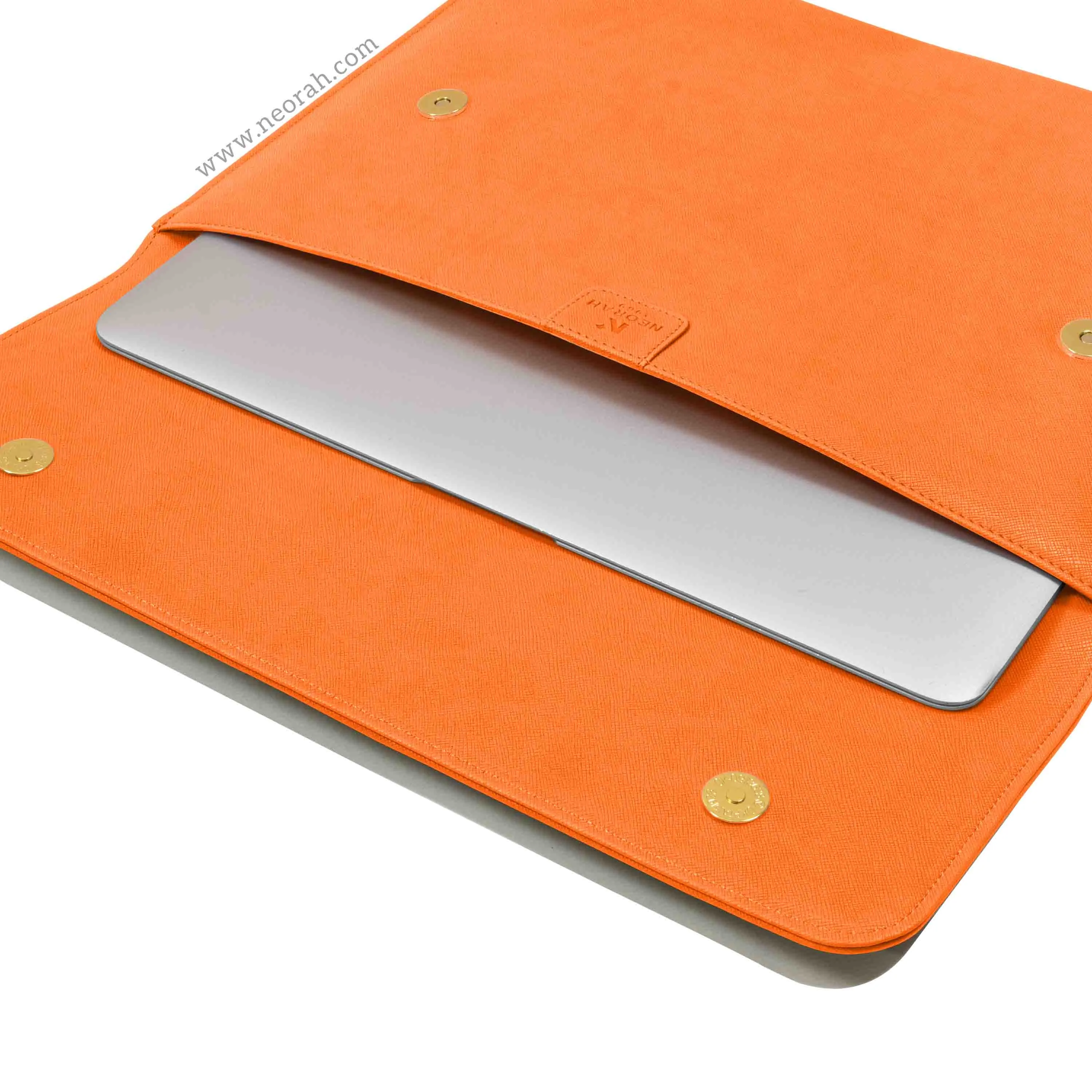 LAPTOP SLEEVE WITH FLAP   MAGNETIC CLOSURE