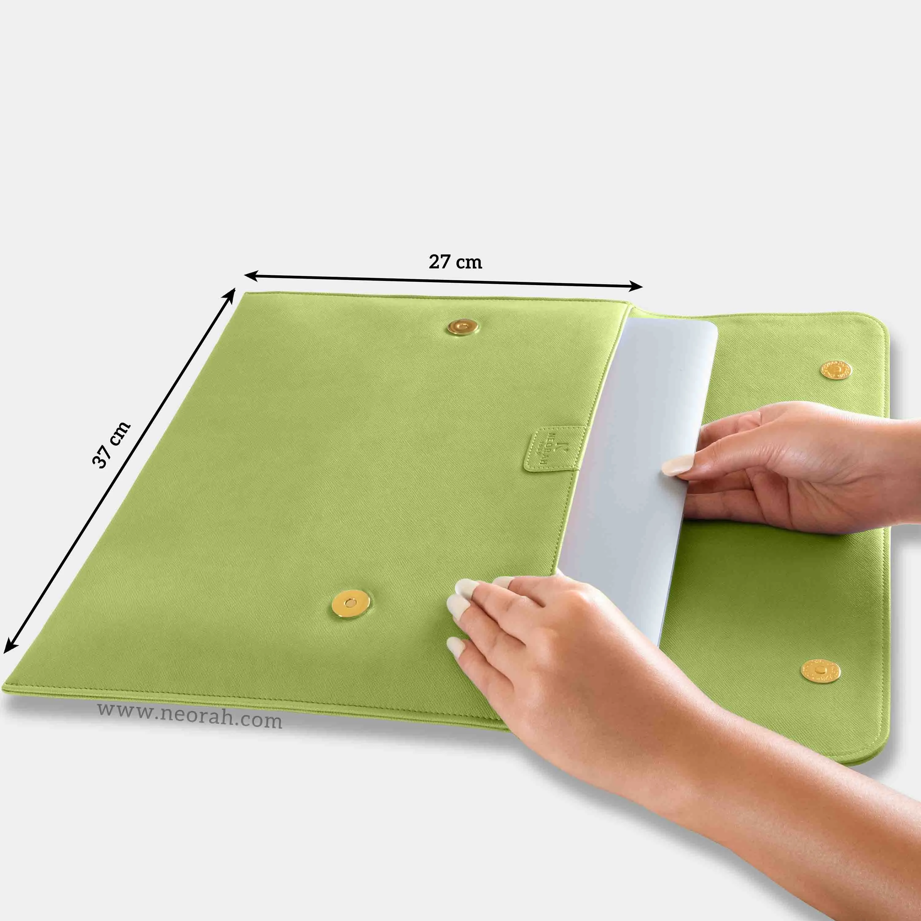 LAPTOP SLEEVE WITH FLAP   MAGNETIC CLOSURE