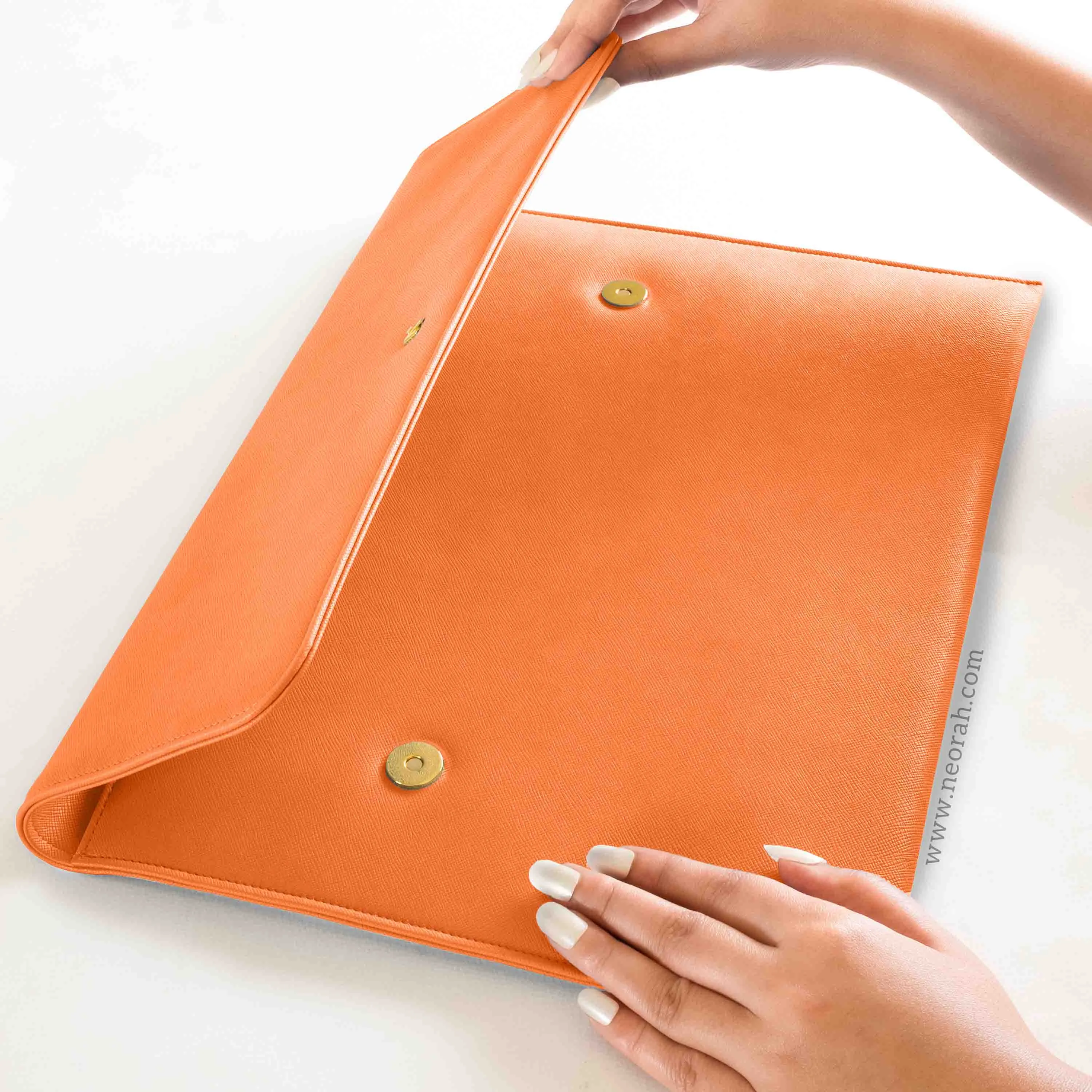 LAPTOP SLEEVE WITH FLAP   MAGNETIC CLOSURE