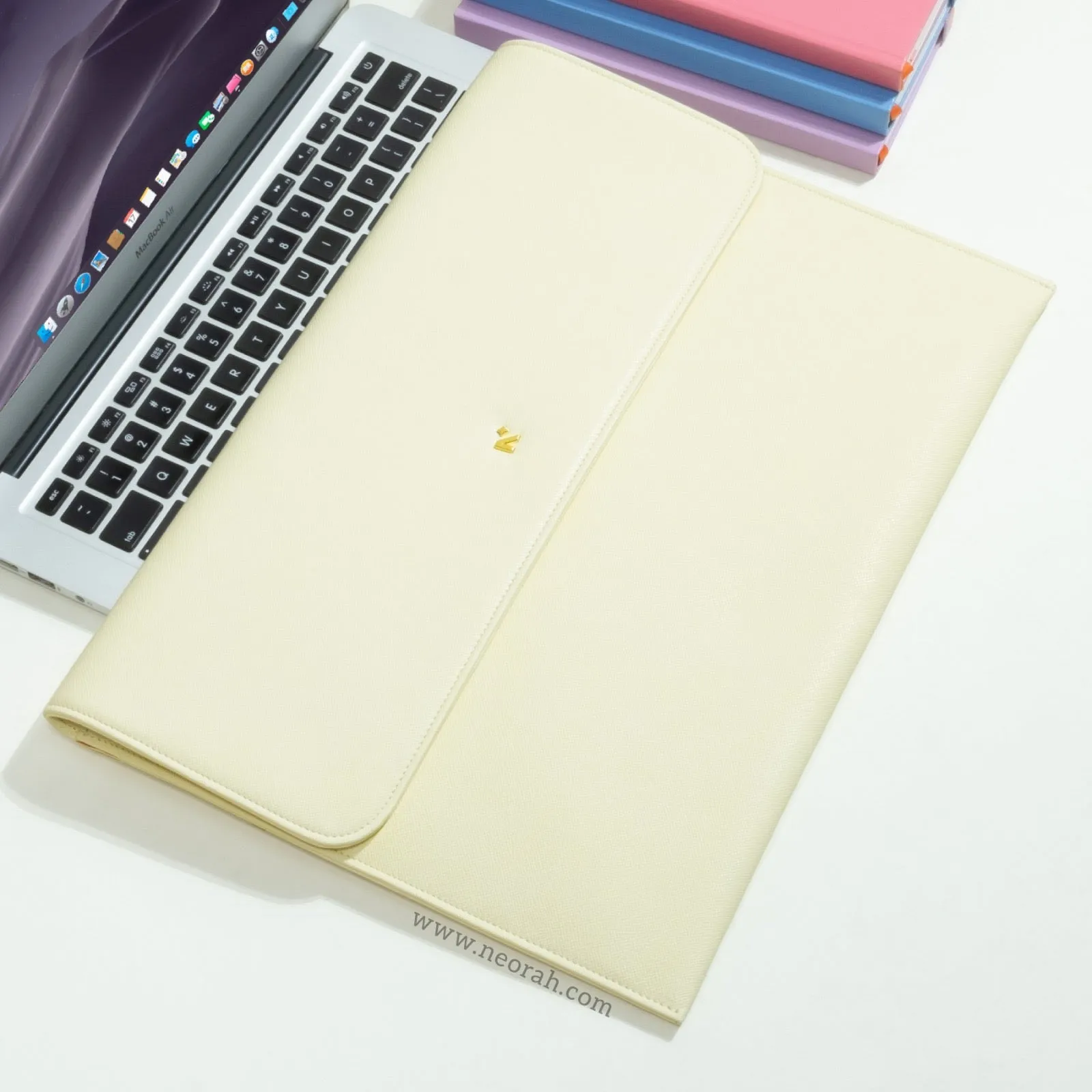 LAPTOP SLEEVE WITH FLAP   MAGNETIC CLOSURE