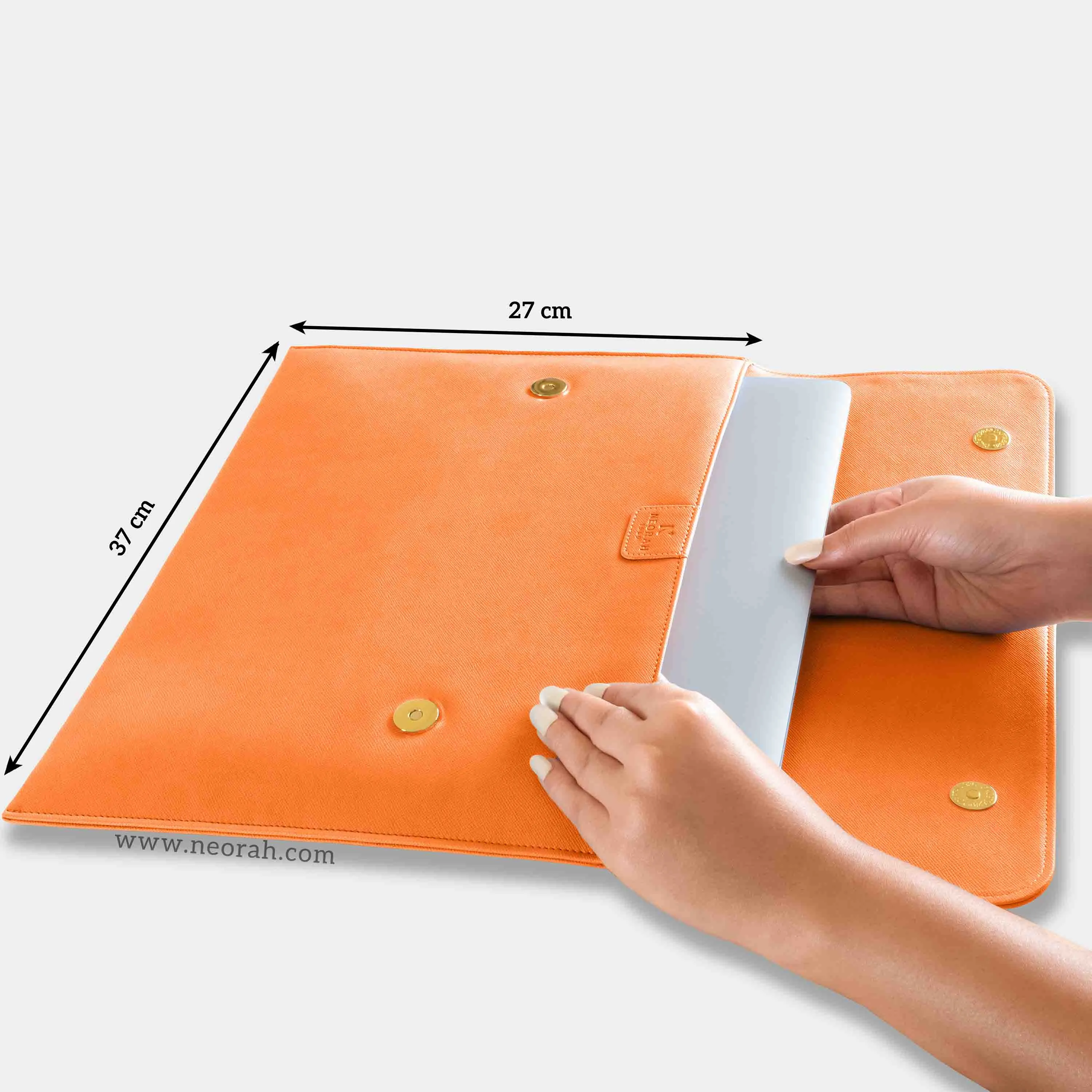 LAPTOP SLEEVE WITH FLAP   MAGNETIC CLOSURE