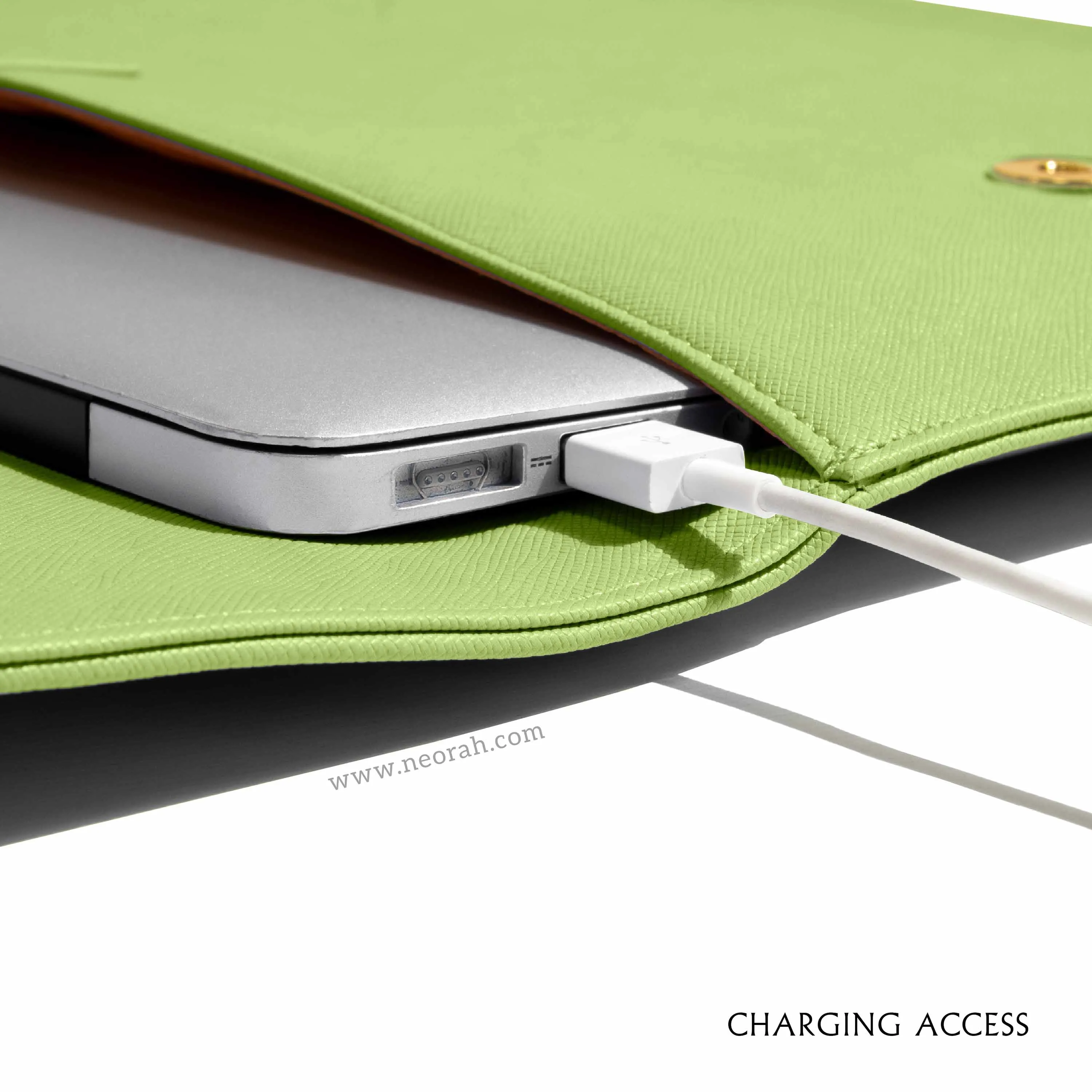 LAPTOP SLEEVE WITH FLAP   MAGNETIC CLOSURE