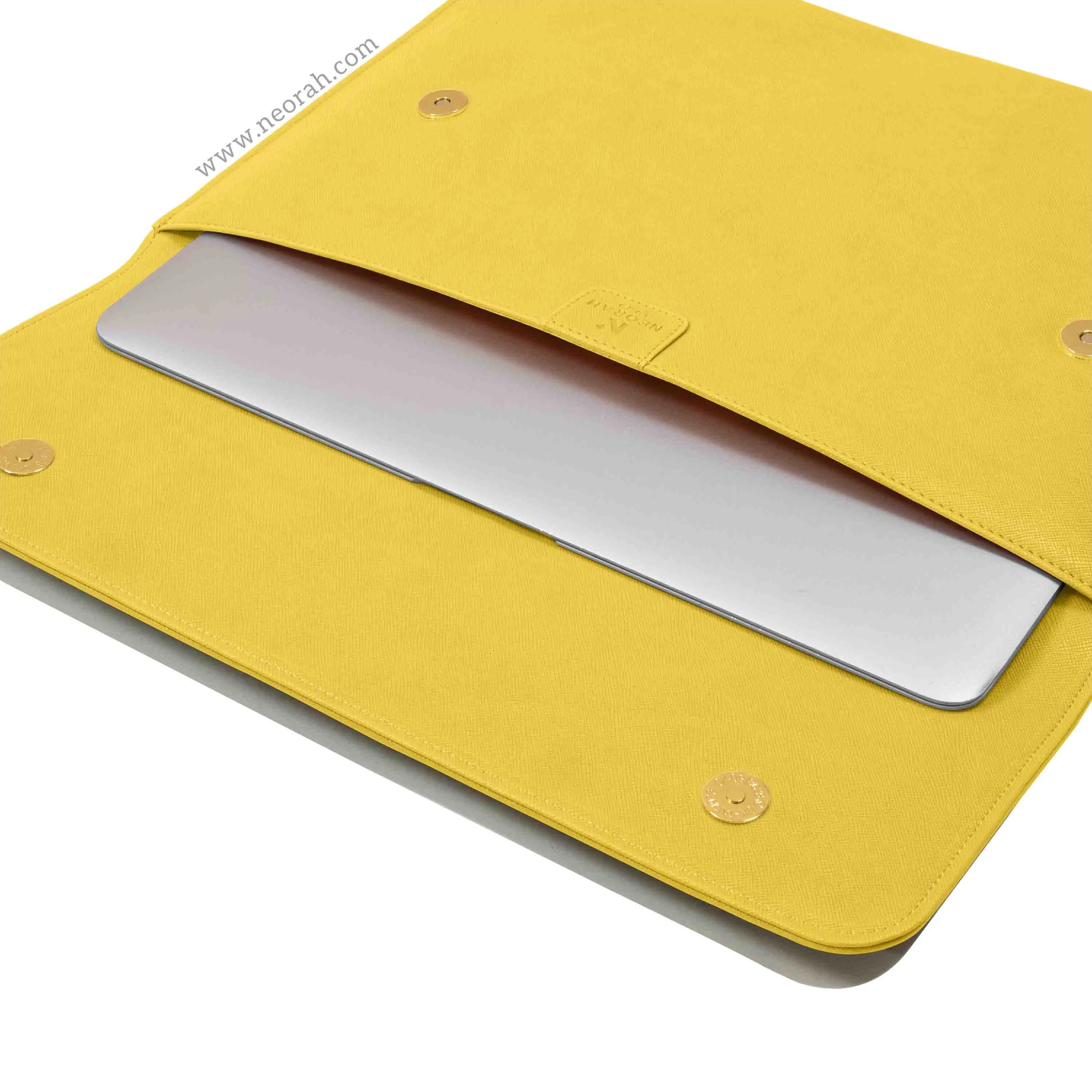 LAPTOP SLEEVE WITH FLAP   MAGNETIC CLOSURE