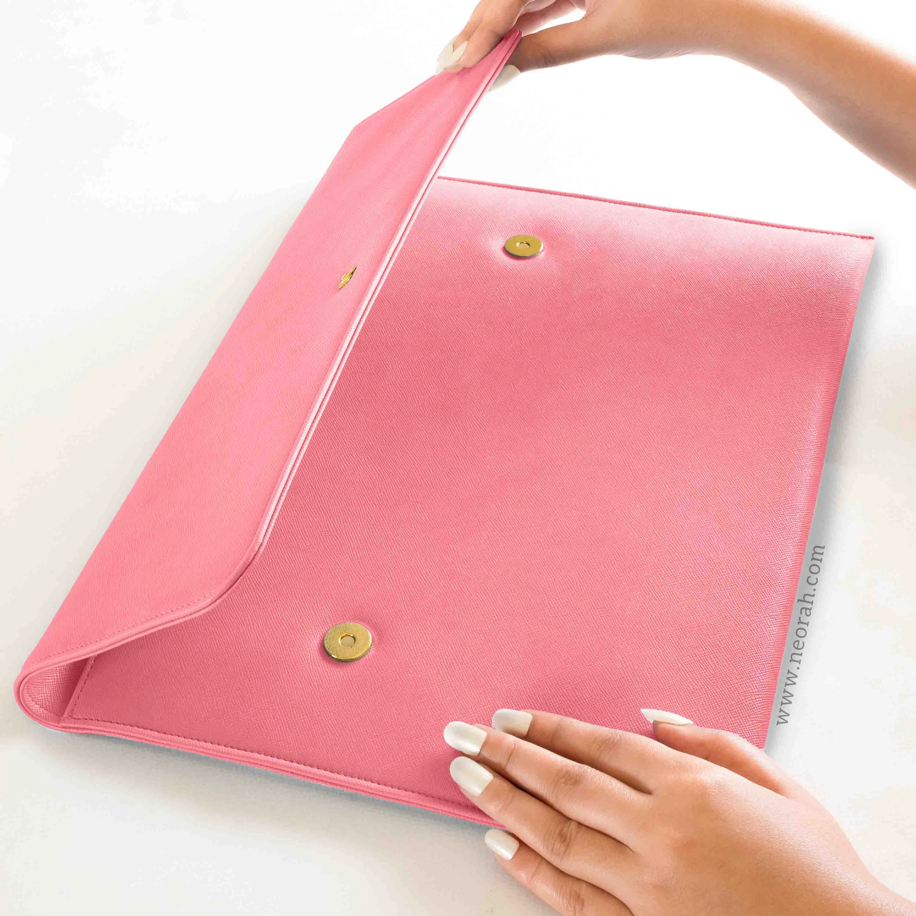 LAPTOP SLEEVE WITH FLAP   MAGNETIC CLOSURE