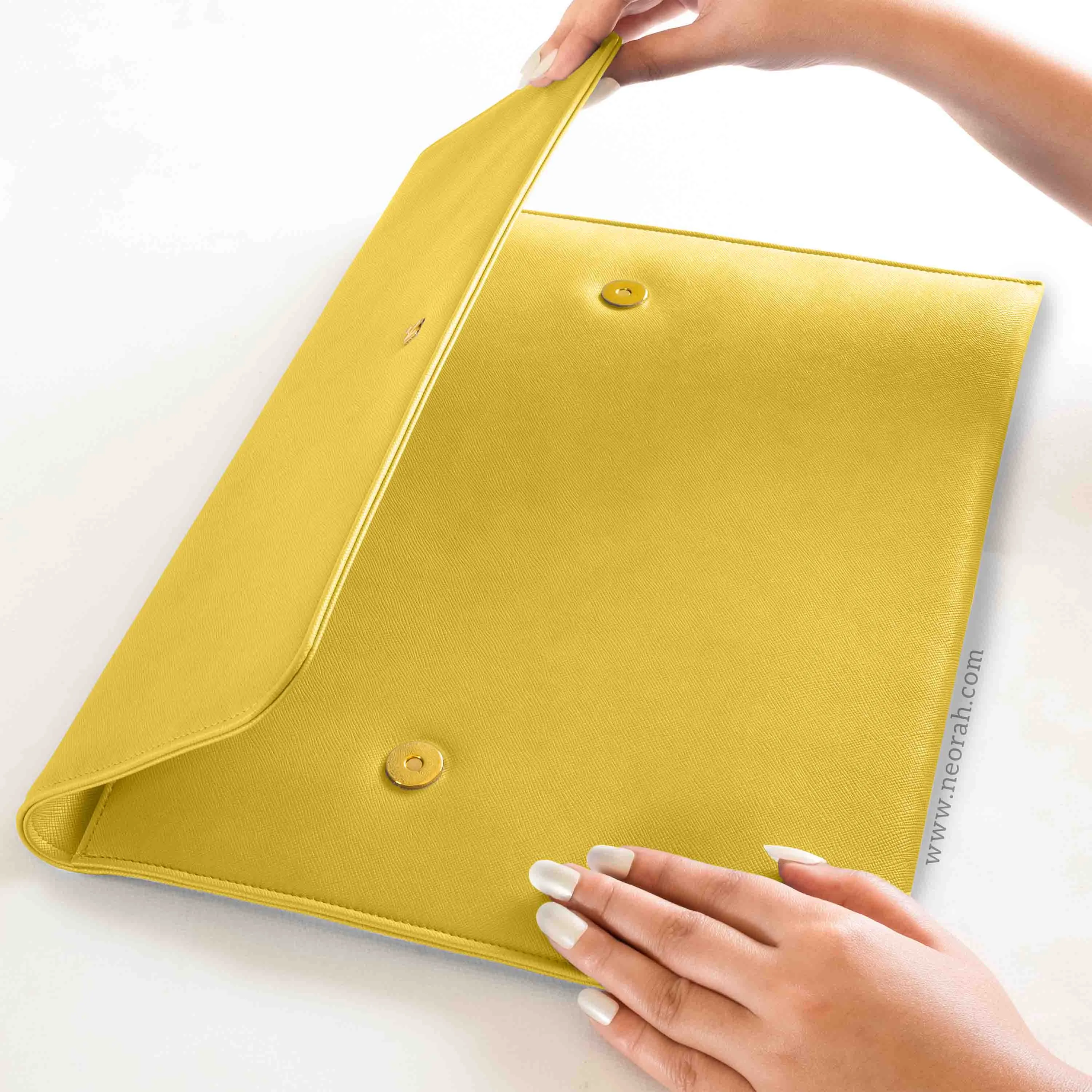 LAPTOP SLEEVE WITH FLAP   MAGNETIC CLOSURE