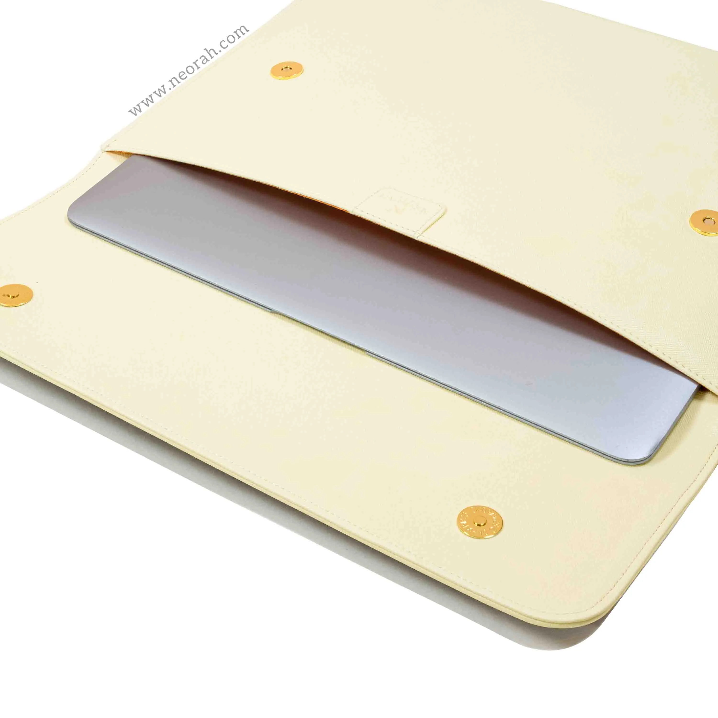 LAPTOP SLEEVE WITH FLAP   MAGNETIC CLOSURE