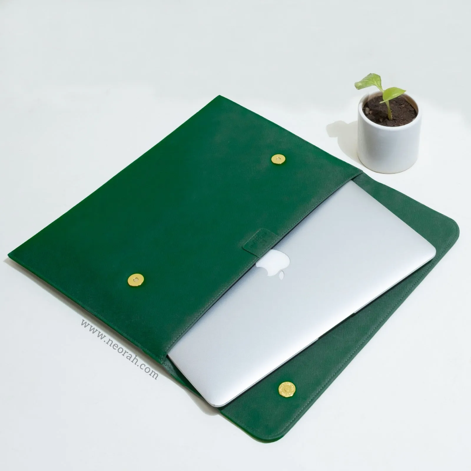LAPTOP SLEEVE WITH FLAP   MAGNETIC CLOSURE