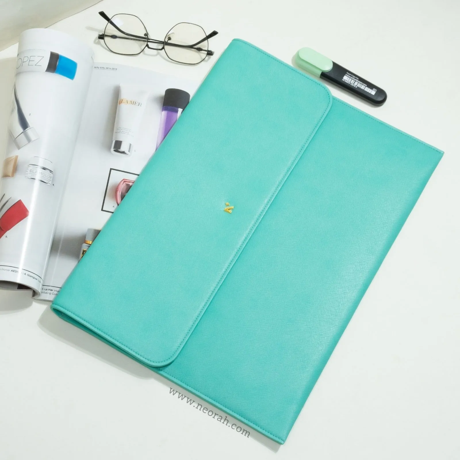 LAPTOP SLEEVE WITH FLAP   MAGNETIC CLOSURE